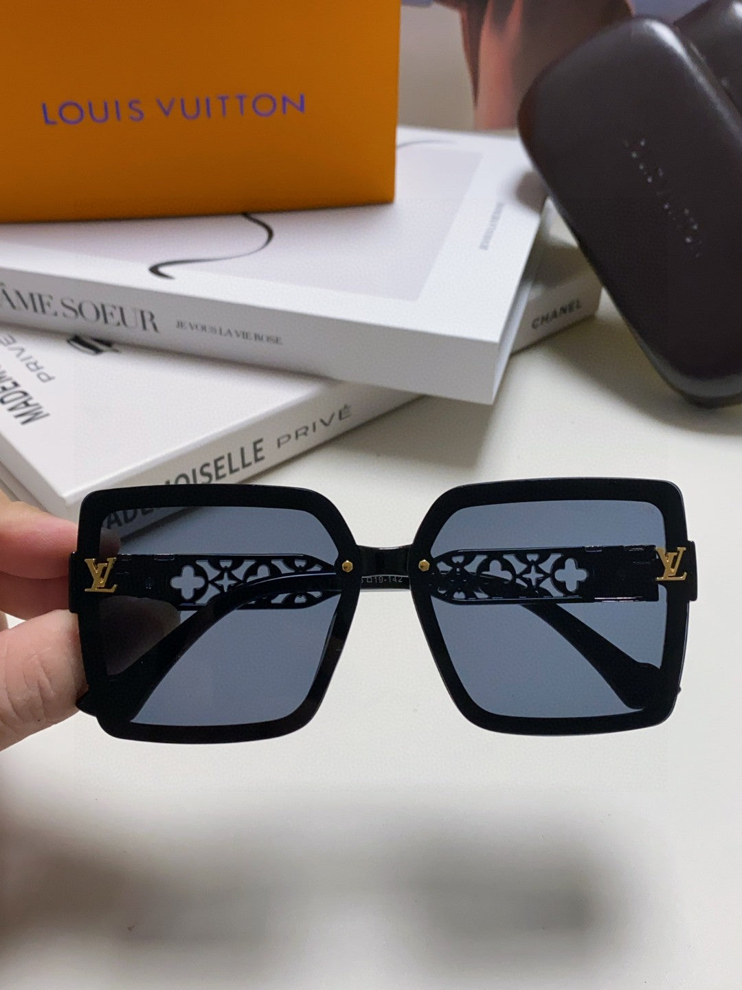 SQUARE SUNGLASS 567456 IN BLACK ACETATE EMBOSSED LOGO
