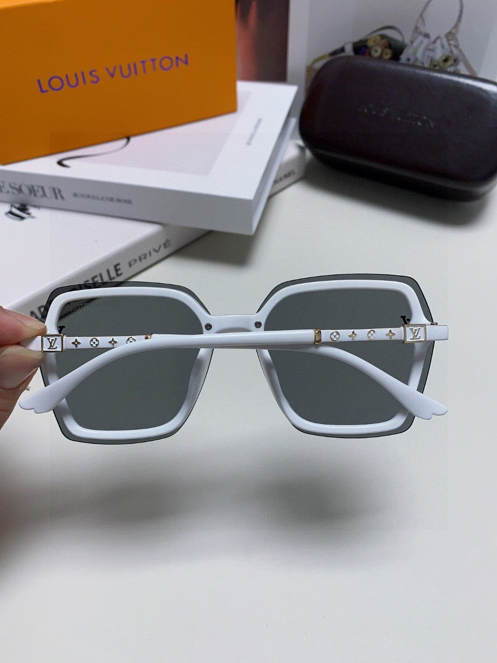 SQUARE SUNGLASSES 581356 IN WHITE ACETATE GREY LENSES