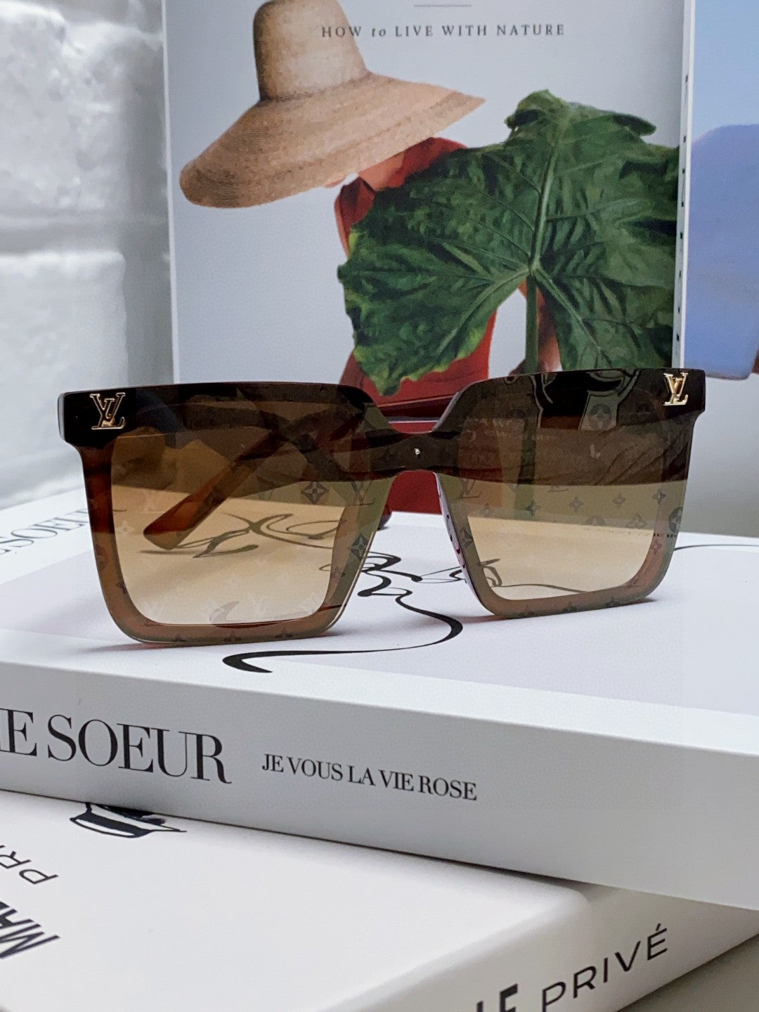 SQUARE SUNGLASS 581367 IN BROWN ACETATE MONOGRAM MASK ON LENS