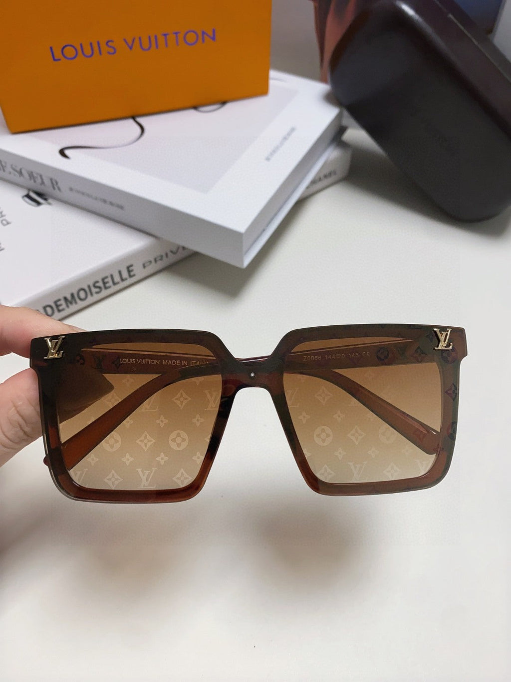 SQUARE SUNGLASS 581367 IN BROWN ACETATE MONOGRAM MASK ON LENS