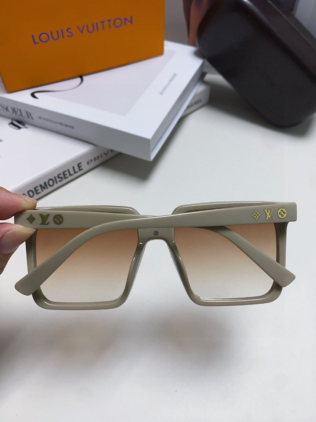 SQUARE SUNGLASS 581368 IN BEIGE ACETATE