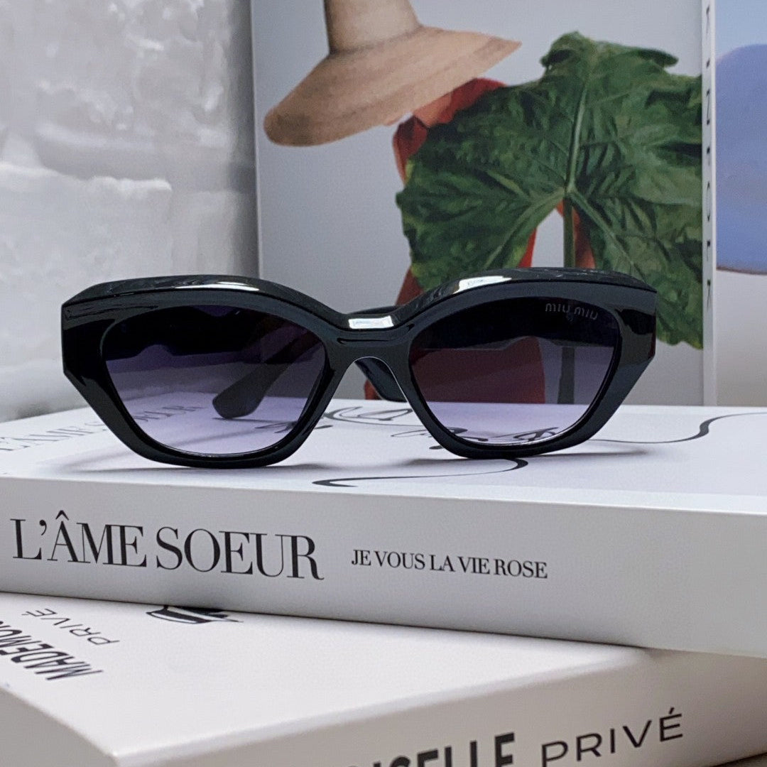 LOGO CAT EYE SUNGLASSES 513008 IN BLACK ACETATE WAVY FRAME