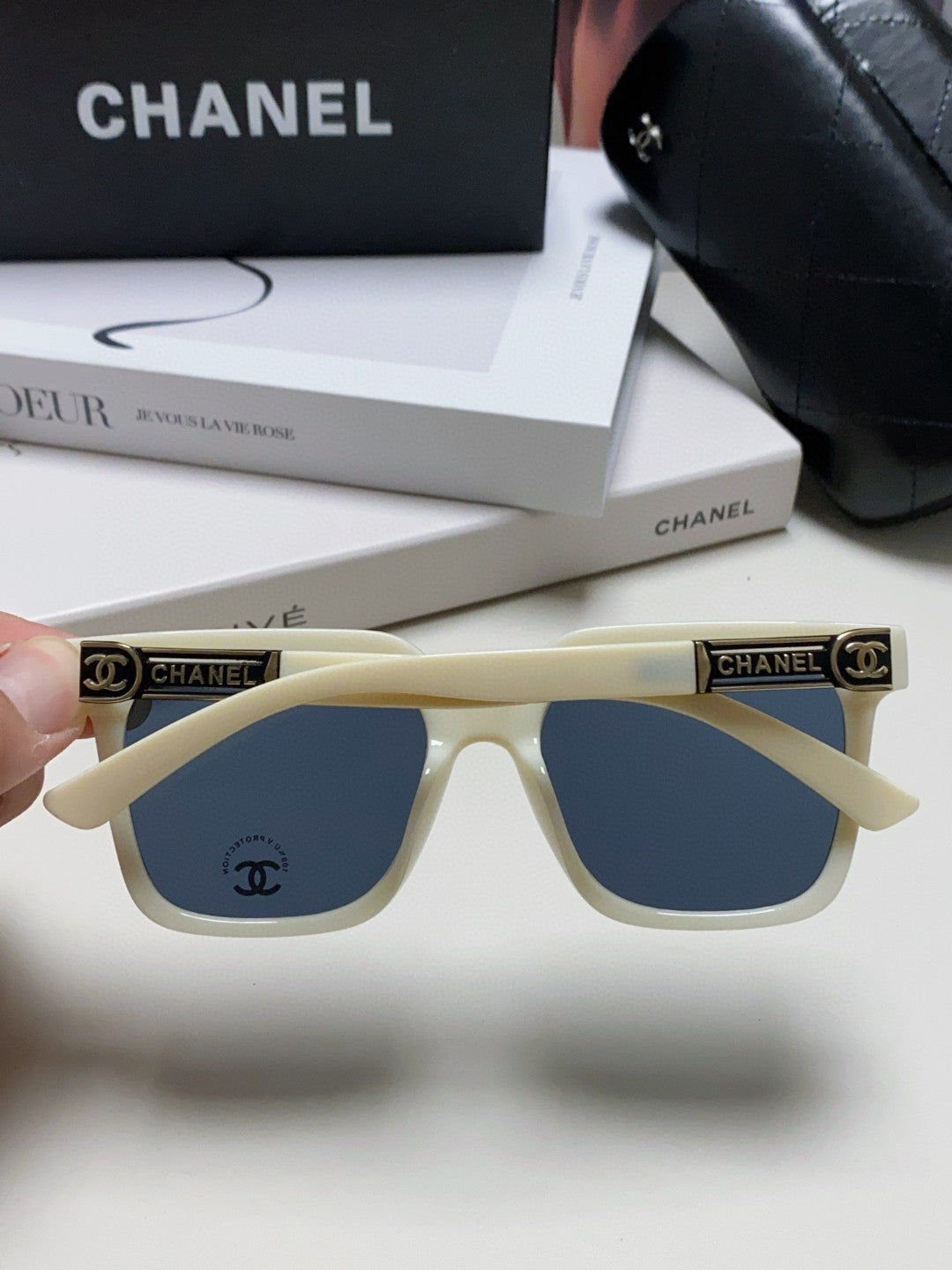 SQUARE SUNGLASSES 632878 IN WHITE ACETATE