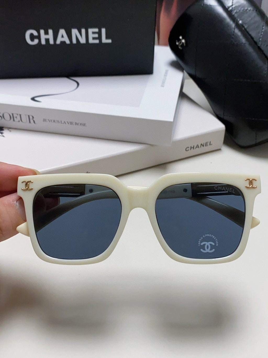 SQUARE SUNGLASSES 632878 IN WHITE ACETATE