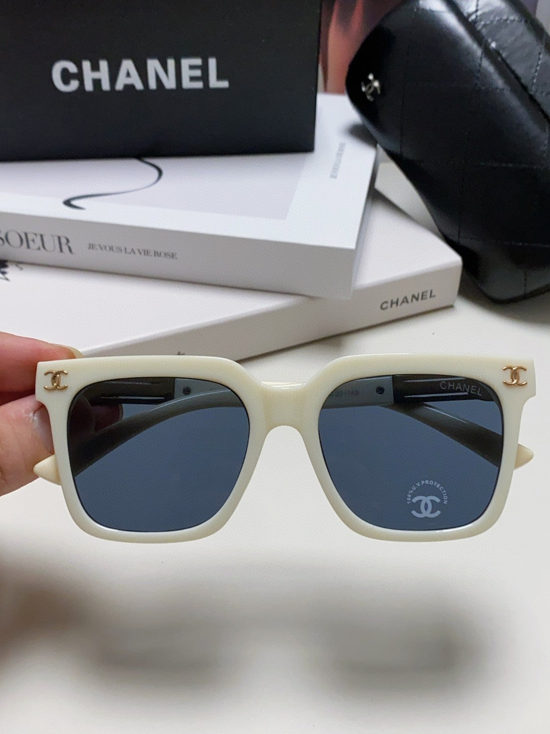 SQUARE SUNGLASSES 632878 IN WHITE ACETATE