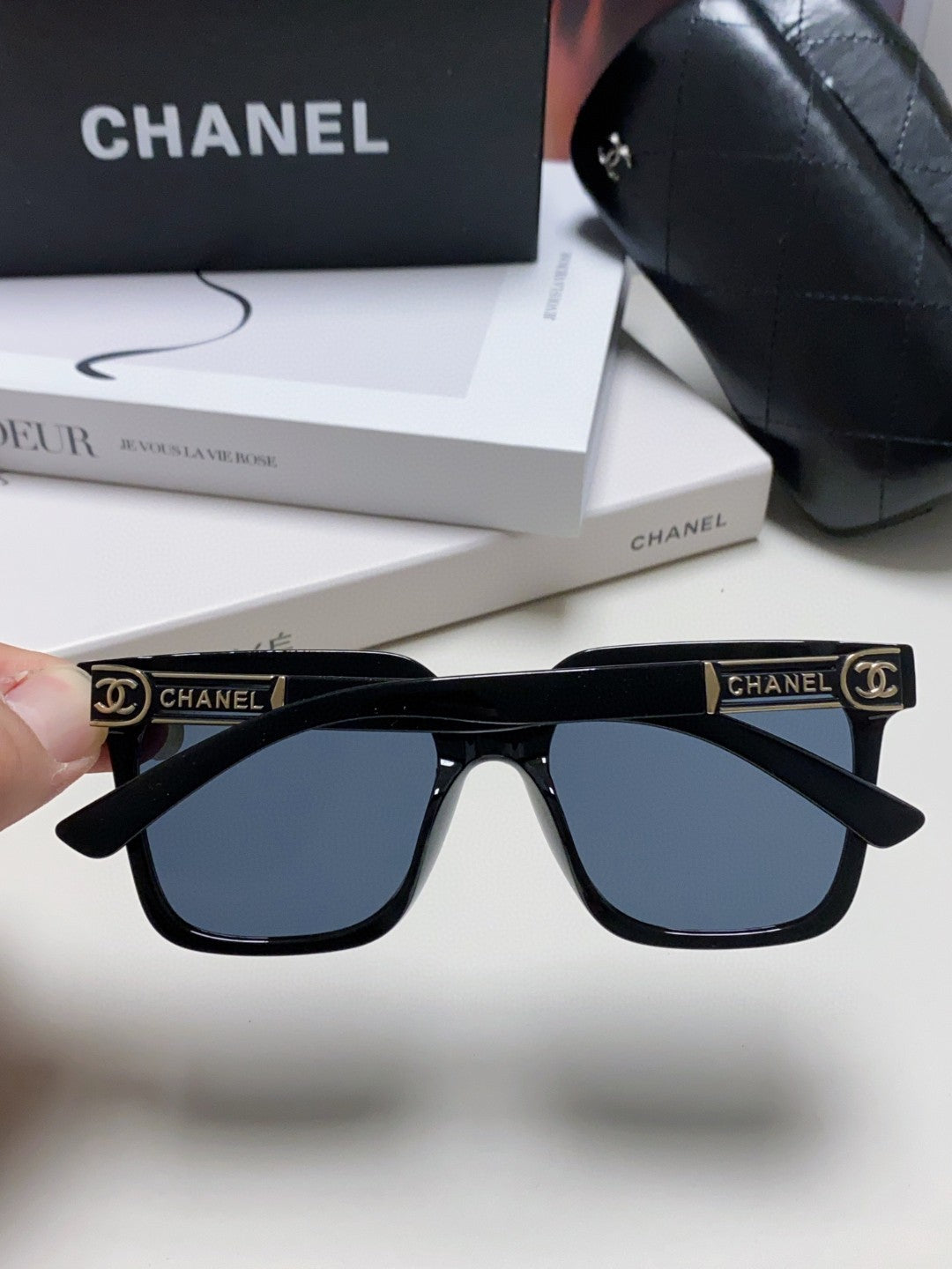 SQUARE SUNGLASSES 632880 IN BLACK ACETATE