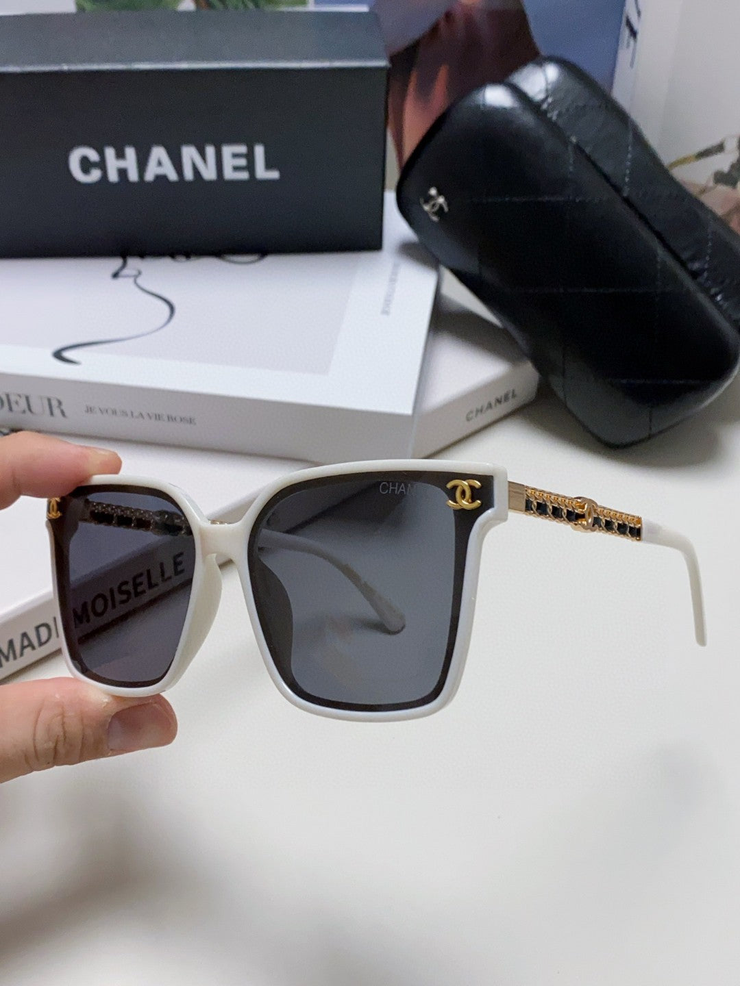 SQUARE SUNGLASSES 632885 IN WHITE ACETATE