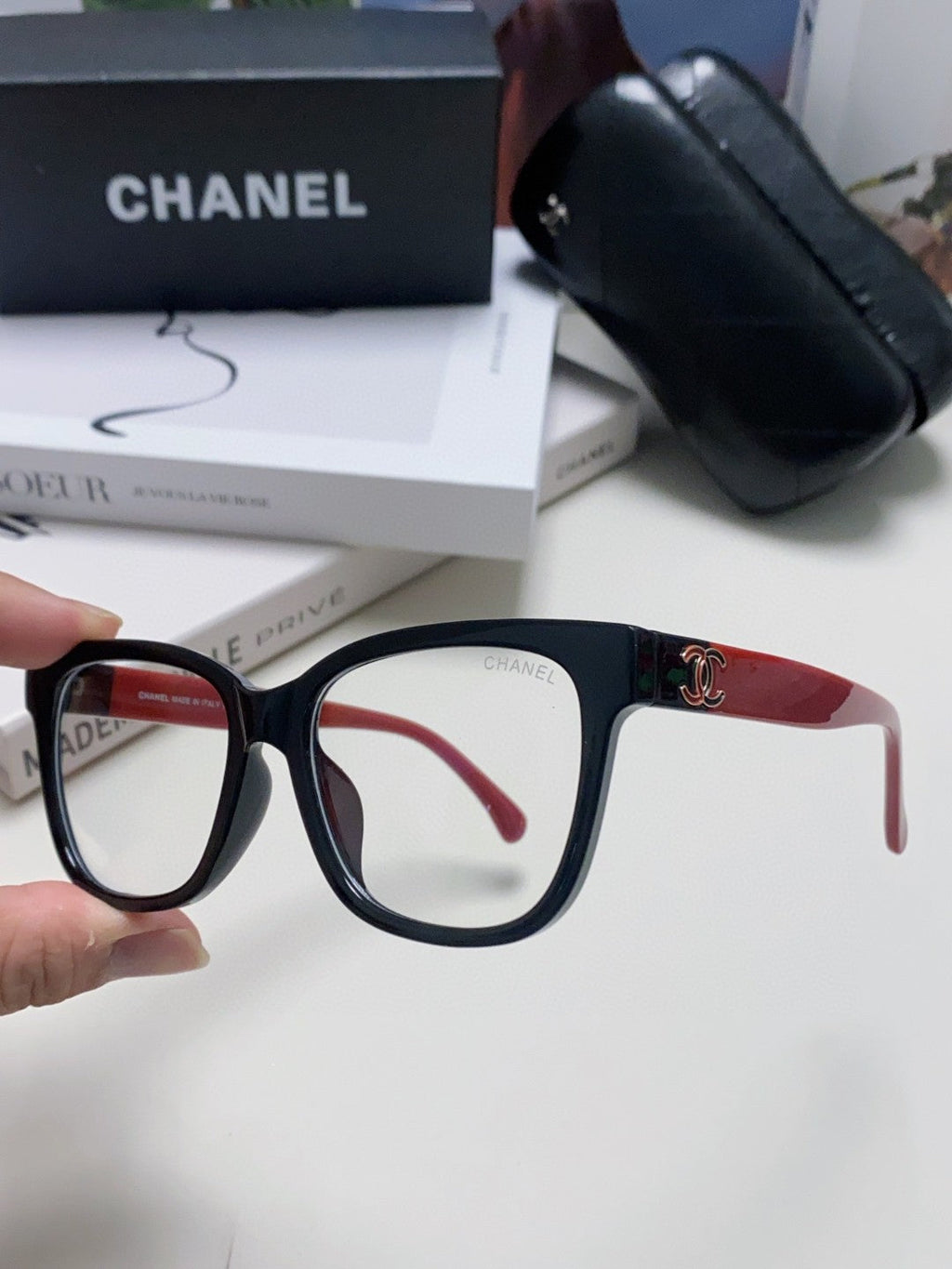 SQUARE SUNGLASSES 632889 IN BLACK AND RED ACETATE