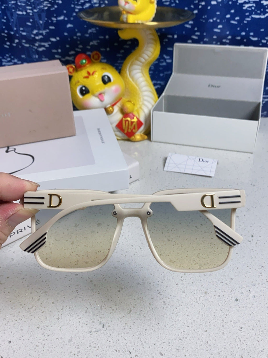 MONTAIGNE SUNGLASS 560858 IN IVORY ACETATE GREY YELLOW SMOKE LENSES