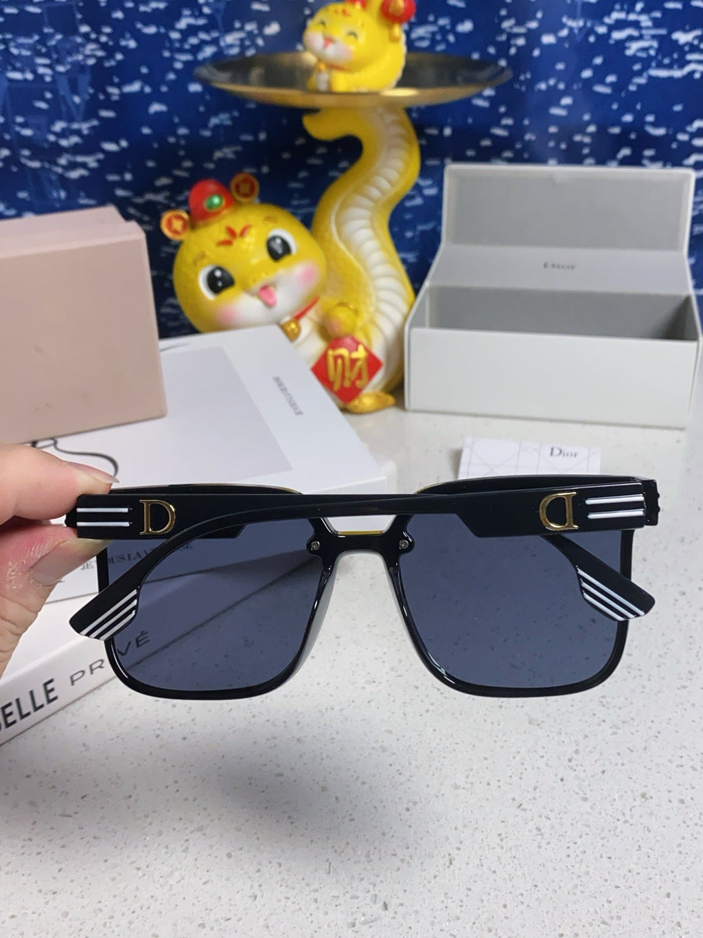 MONTAIGNE SUNGLASS 560862 IN BLACK ACETATE