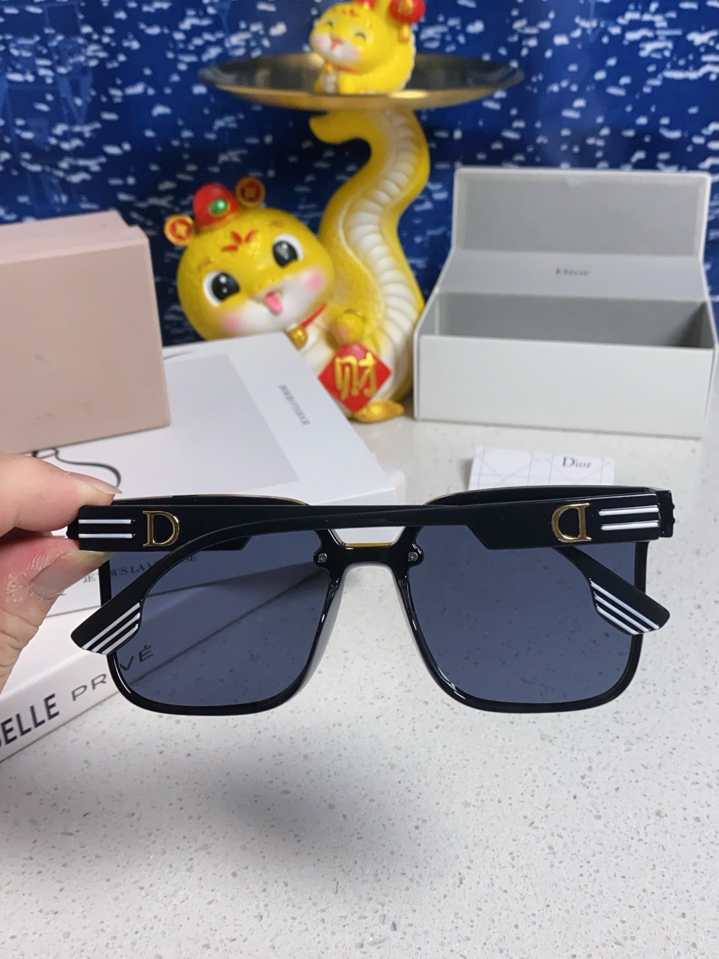 MONTAIGNE SUNGLASS 560862 IN BLACK ACETATE