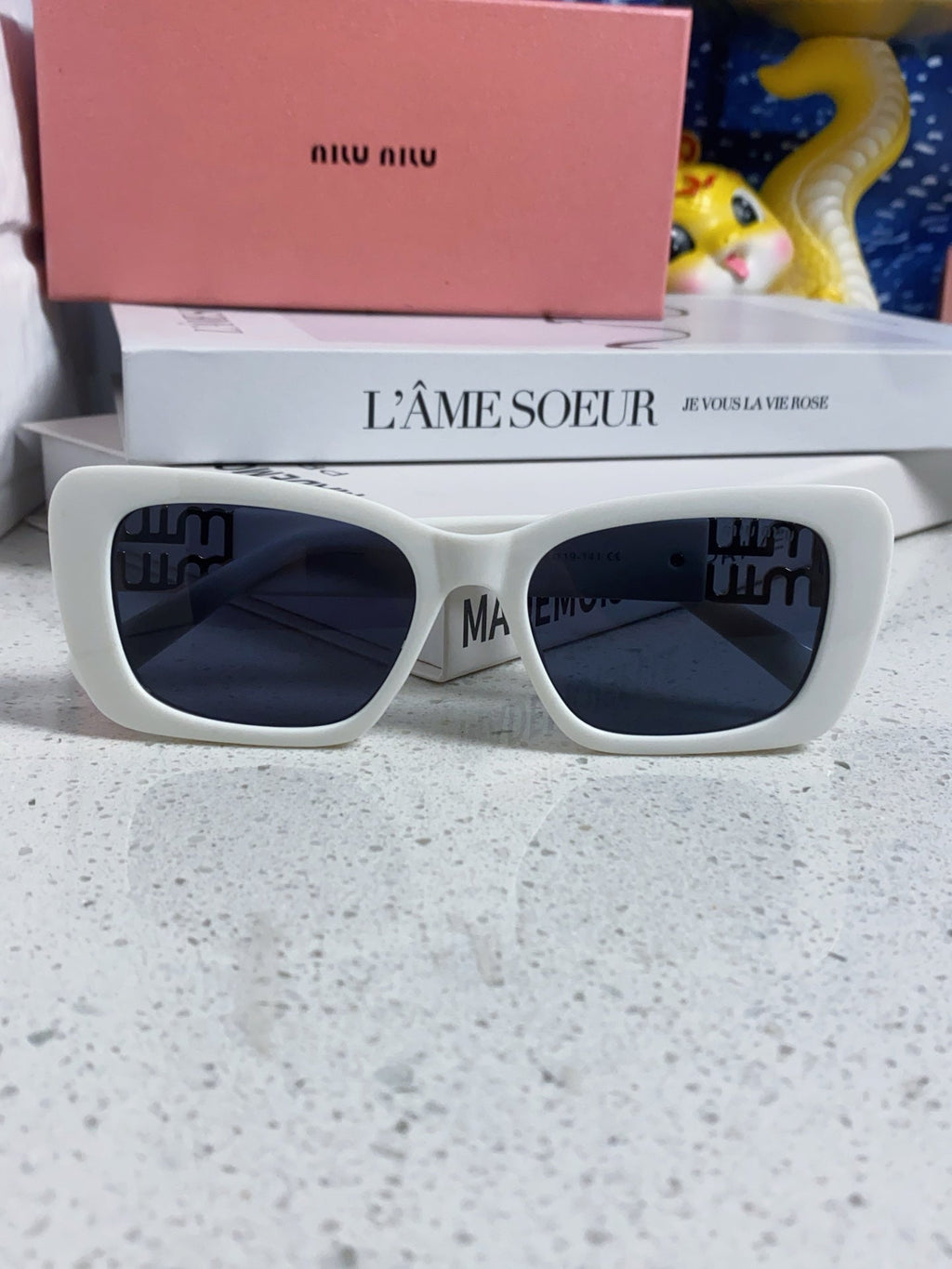 GLIMPSE SUNGLASSES 558346 IN WHITE ACETATE GOLD EMBOSSED LOGO