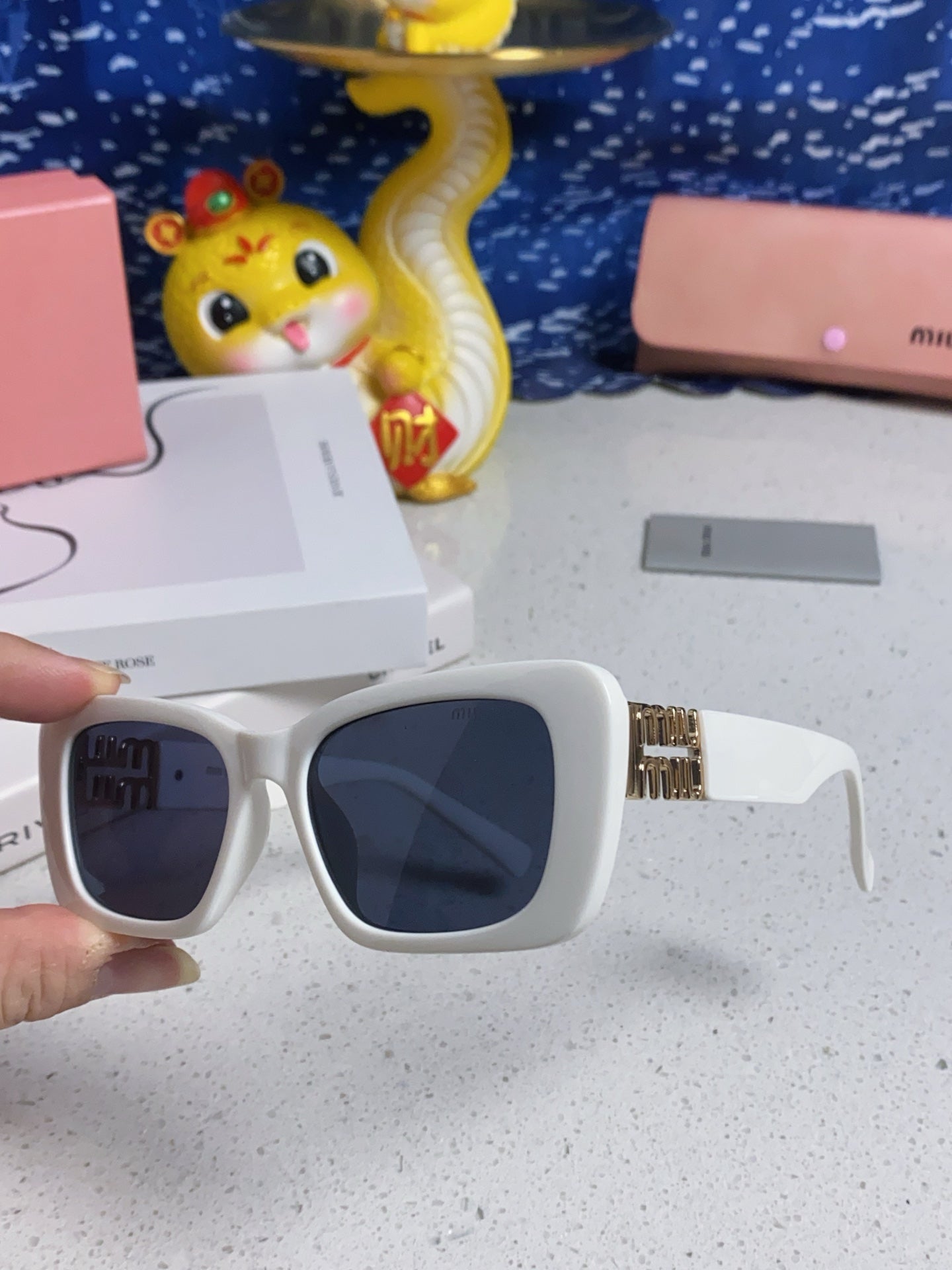 GLIMPSE SUNGLASSES 558346 IN WHITE ACETATE GOLD EMBOSSED LOGO