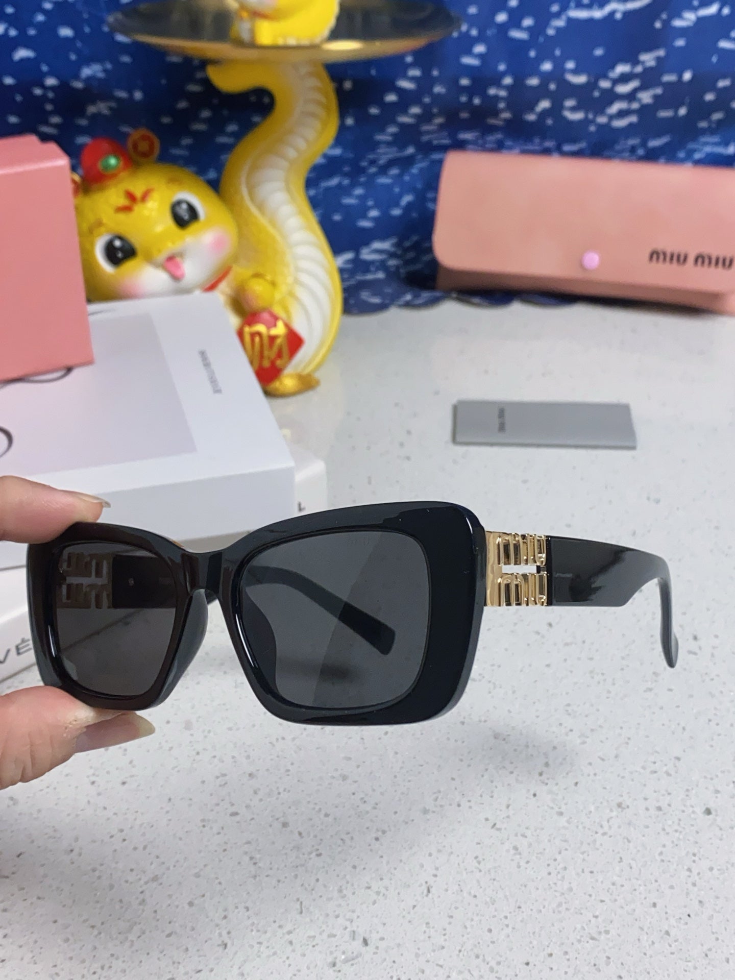 GLIMPSE SUNGLASSES 558348 IN BLACK ACETATE GOLD EMBOSSED LOGO