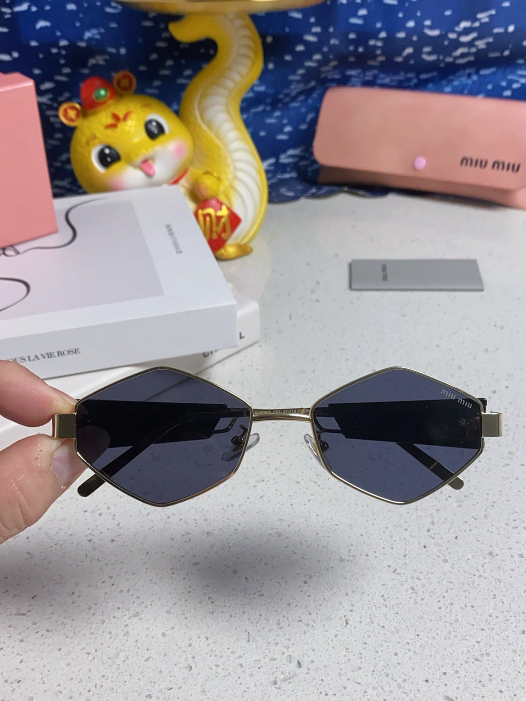 LOGO SUNGLASSES 560866 IN GOLD METAL BLACK LENS