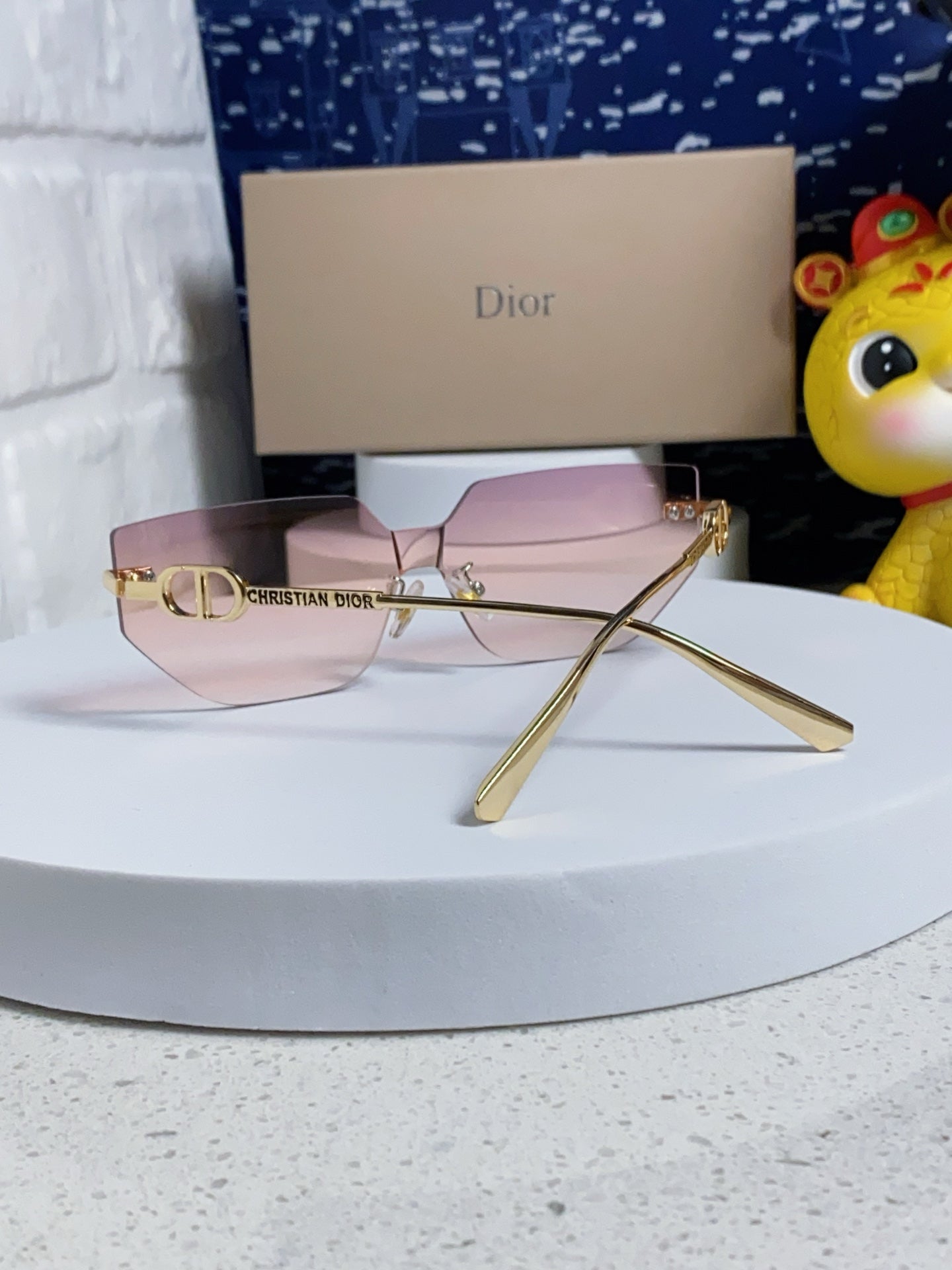 MONTAIGNE SUNGLASS 563191 IN GOLD METAL PINK SMOKE LENSES