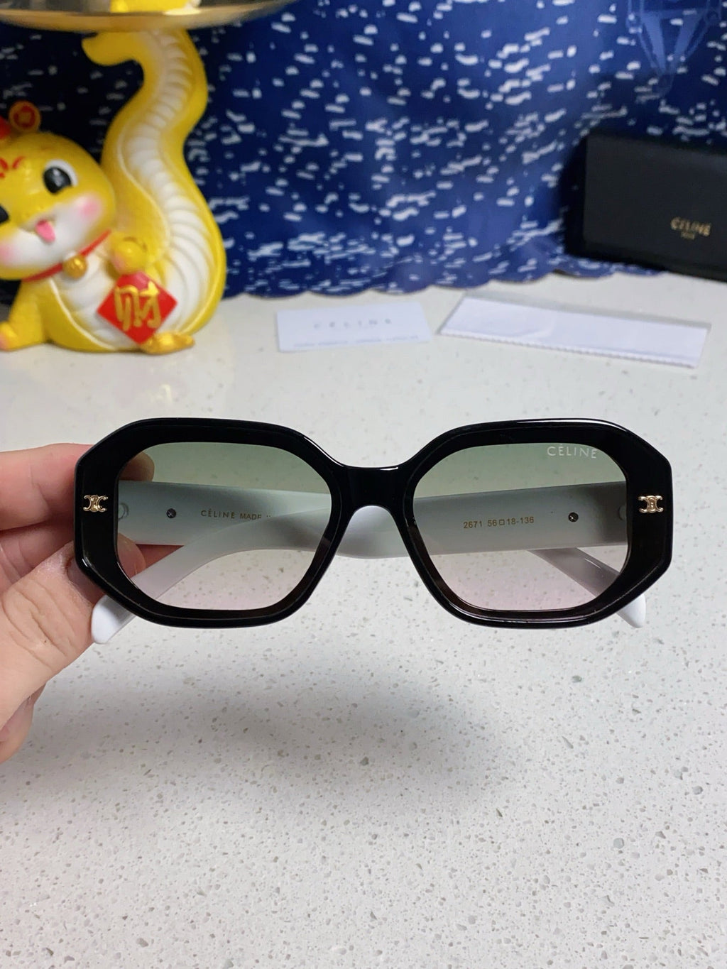 TRIOMPHE SQUARE SUNGLASS 566739 IN BLACK AND WHITE ACETATE