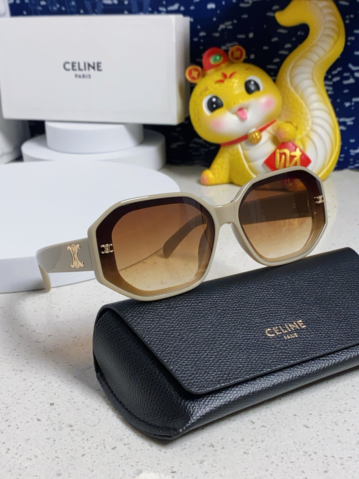 TRIOMPHE SQUARE SUNGLASS 566741 IN IVORY ACETATE