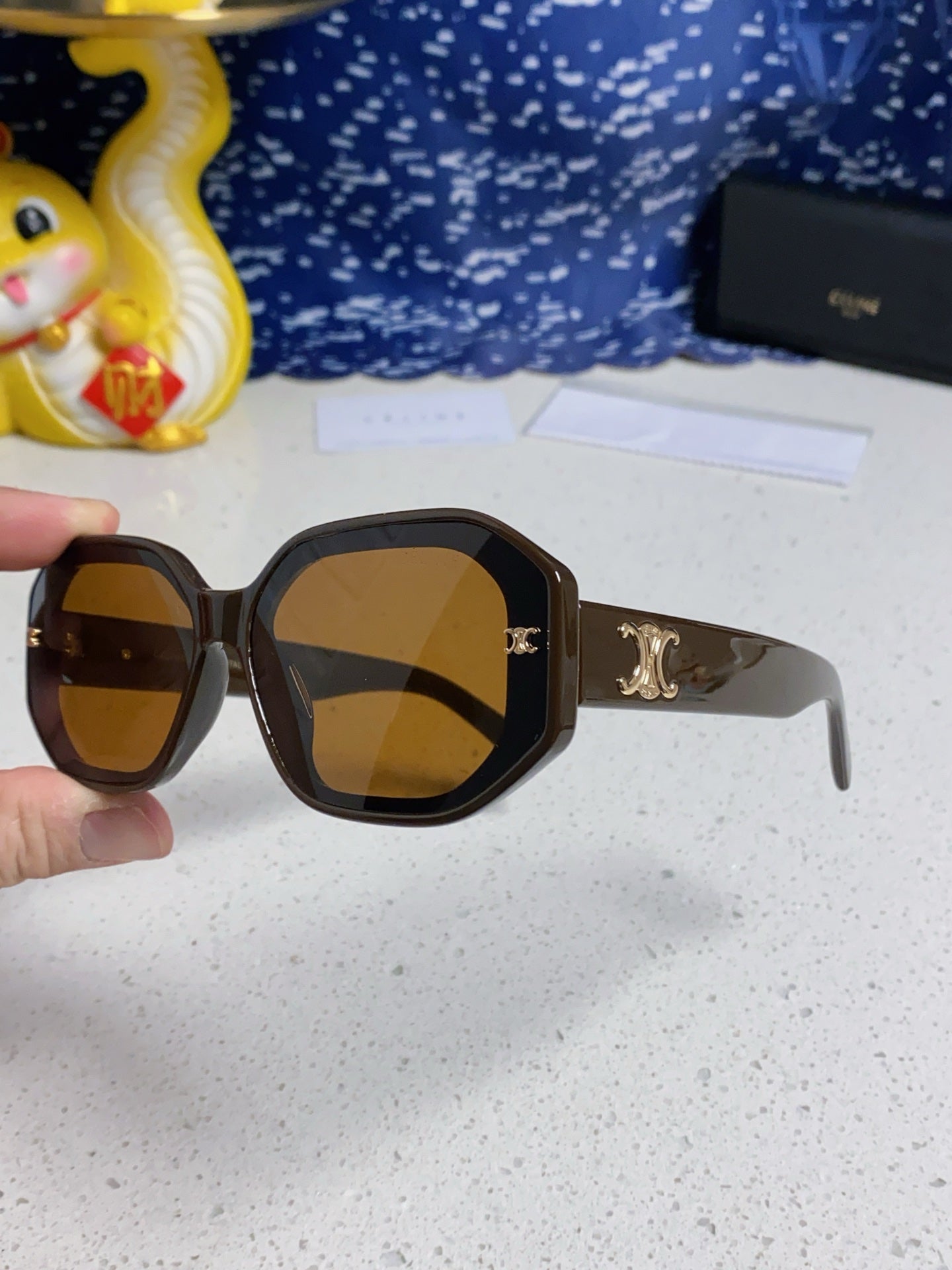 TRIOMPHE SQUARE SUNGLASS 566742 IN CAMEL ACETATE