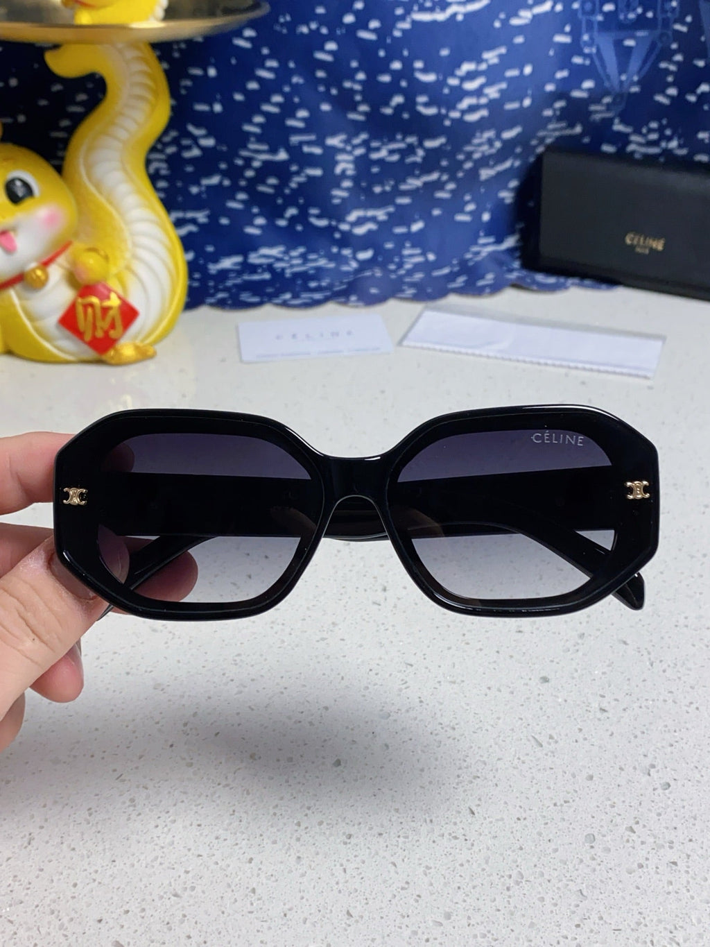 TRIOMPHE SQUARE SUNGLASS  566743 IN BLACK ACETATE GRADIENT SMOKE LENSES