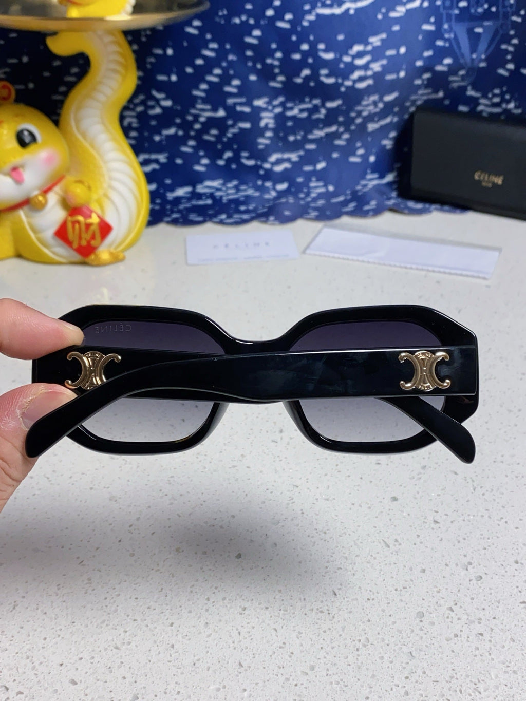 TRIOMPHE SQUARE SUNGLASS  566743 IN BLACK ACETATE GRADIENT SMOKE LENSES