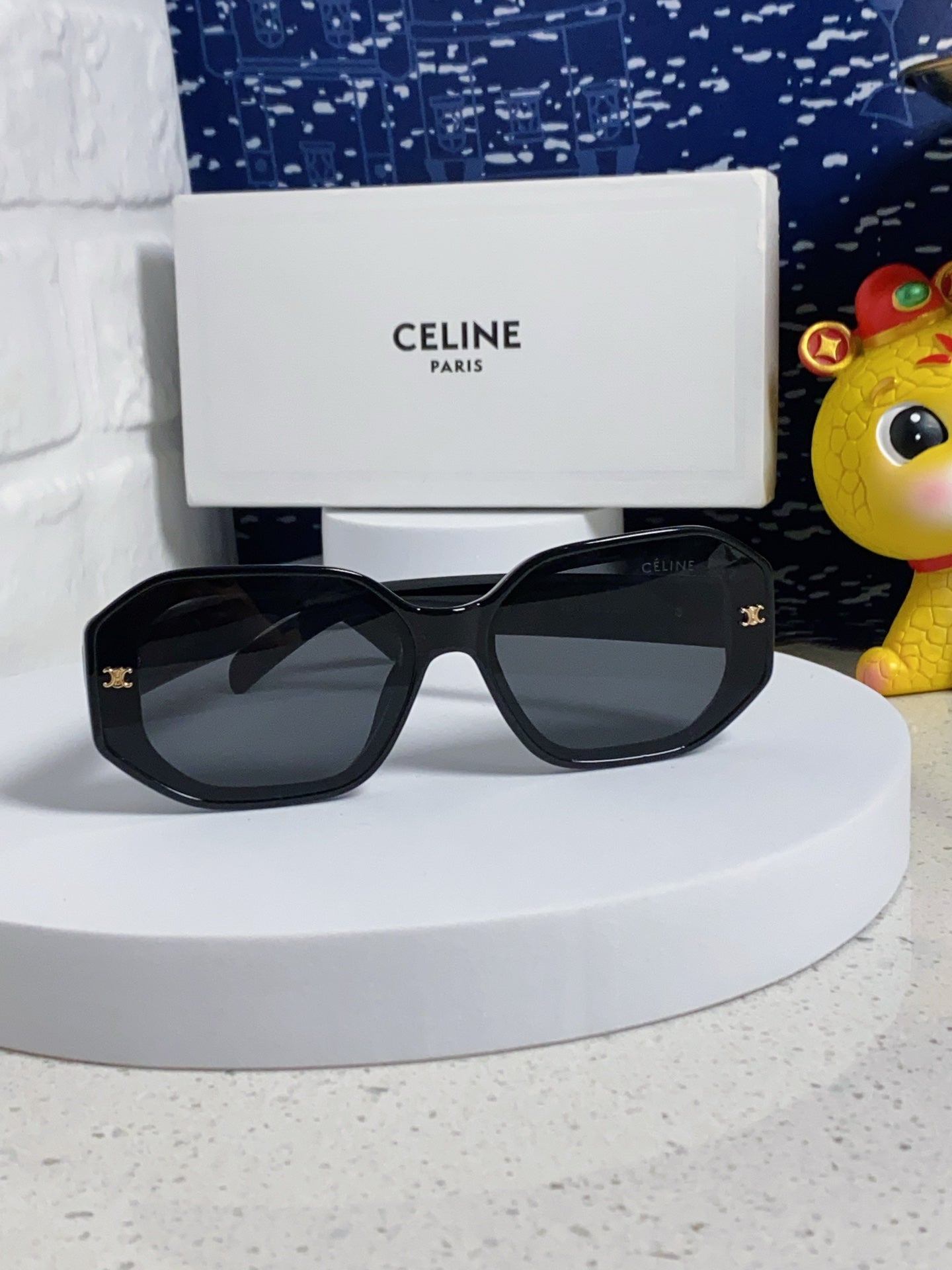 TRIOMPHE SQUARE SUNGLASS 566744 IN BLACK ACETATE