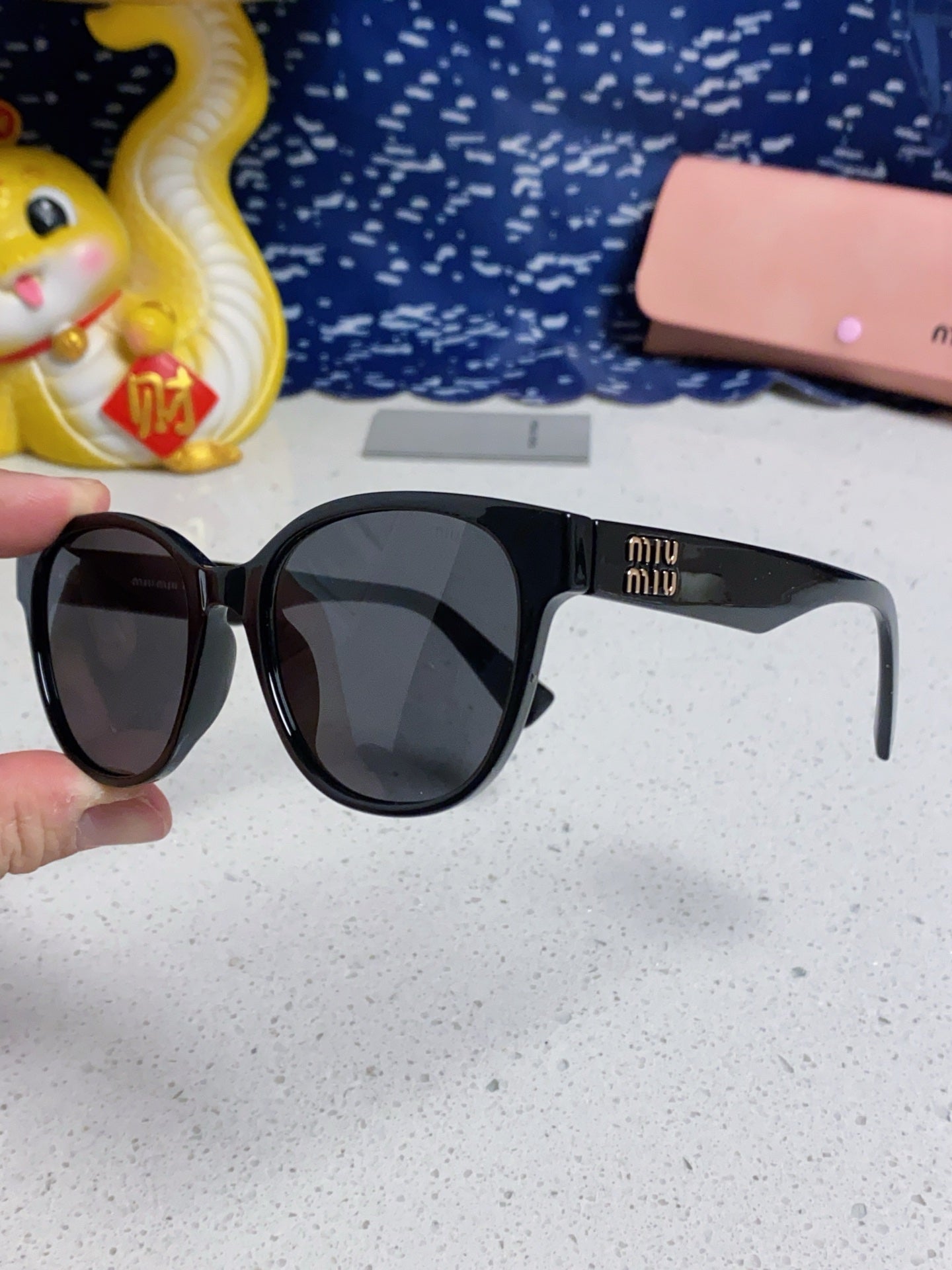 RUNWAY SUNGLASSES 567505 IN BLACK ACETATE BLACK LENSES
