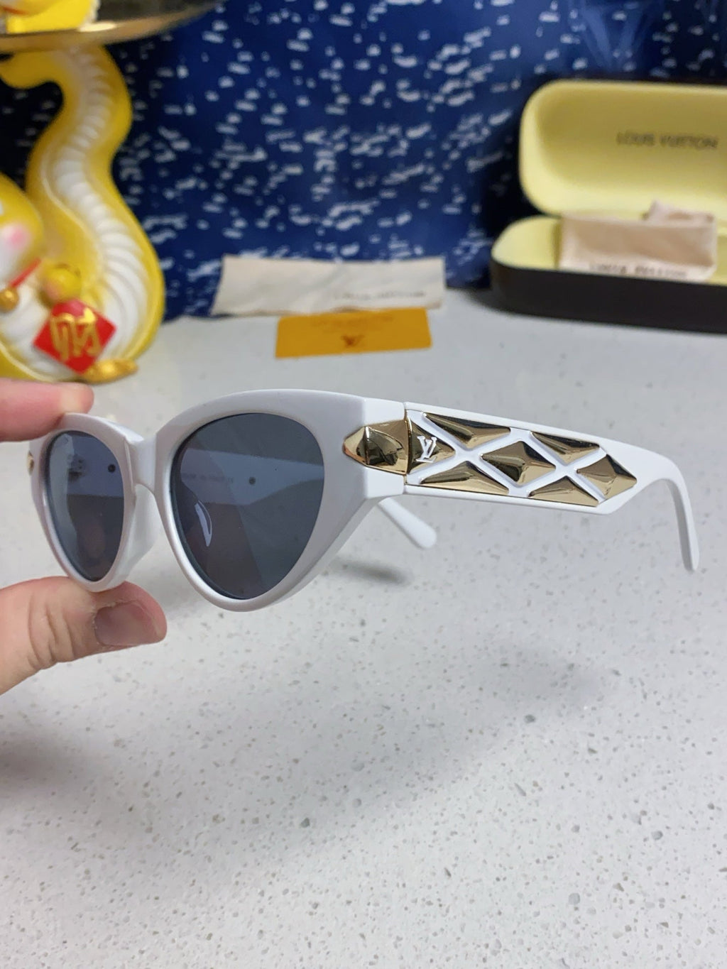 CAT EYE SUNGLASSES 576885 IN WHITE AND GOLD ACETATE
