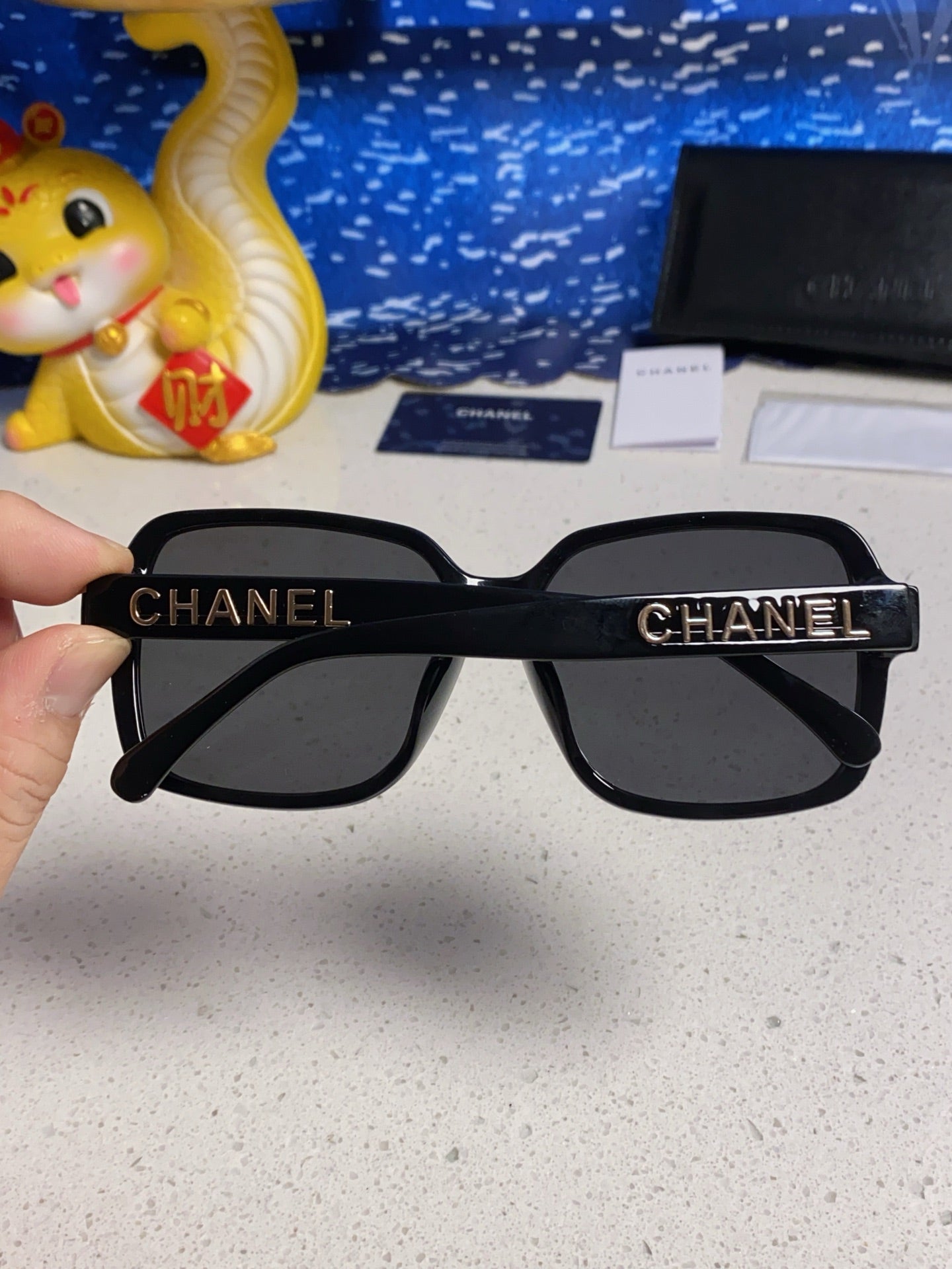 SQUARE SUNGLASSES 638932 IN BLACK ACETATE