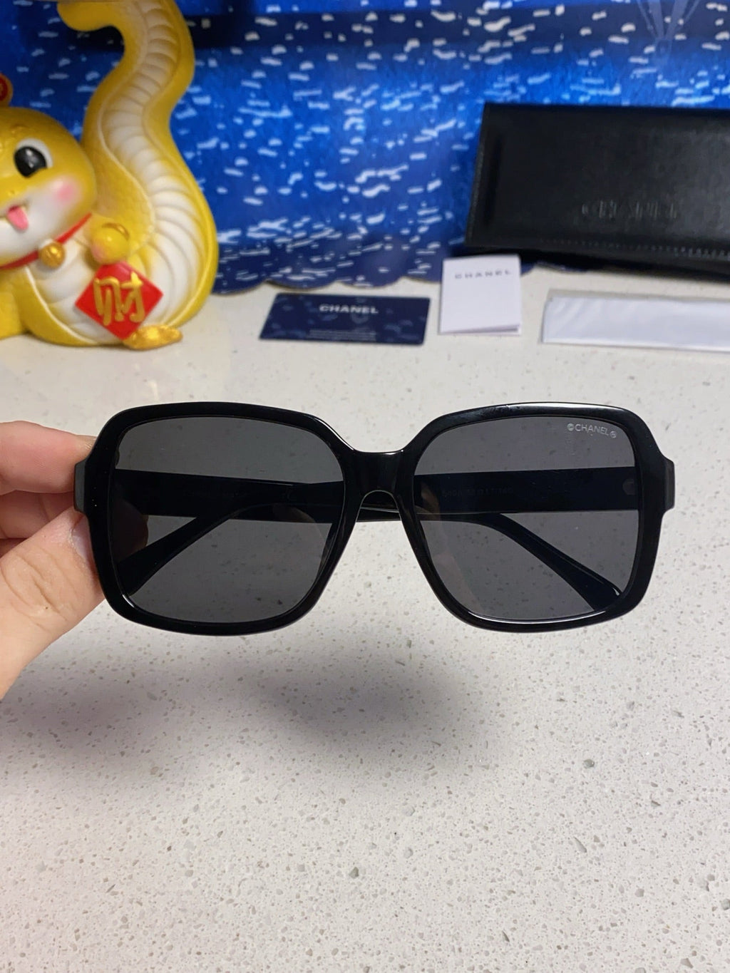 SQUARE SUNGLASSES 638932 IN BLACK ACETATE