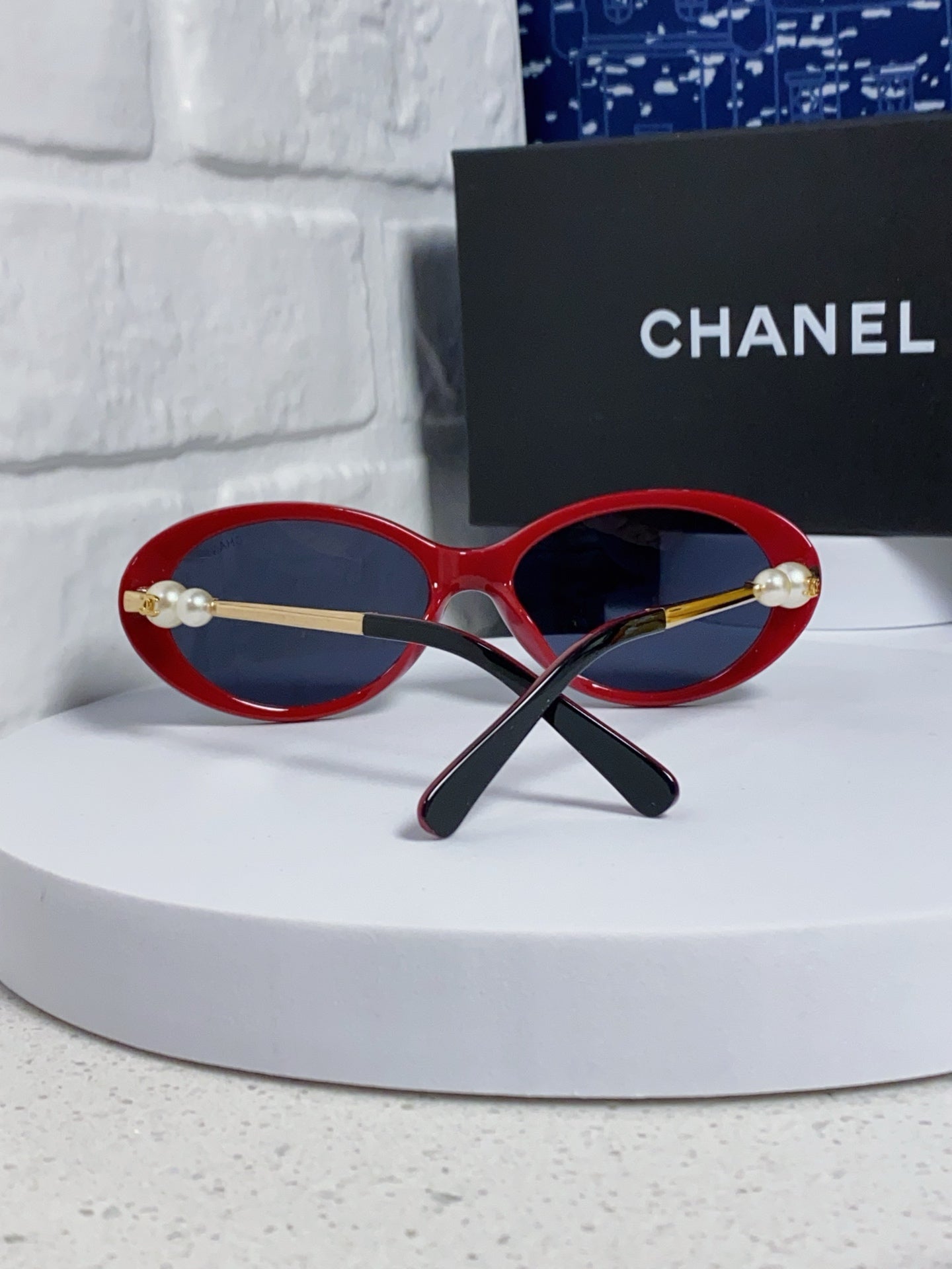 OVAL SUNGLASSES 640344 IN BLACK RED ACETATE METAL FRAME EMBOSSED PEARL