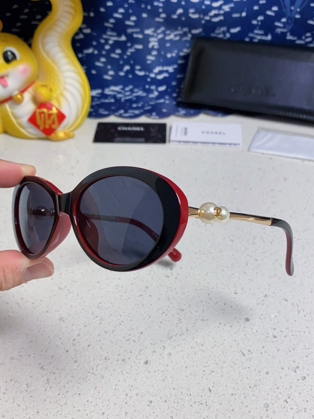 OVAL SUNGLASSES 640344 IN BLACK RED ACETATE METAL FRAME EMBOSSED PEARL