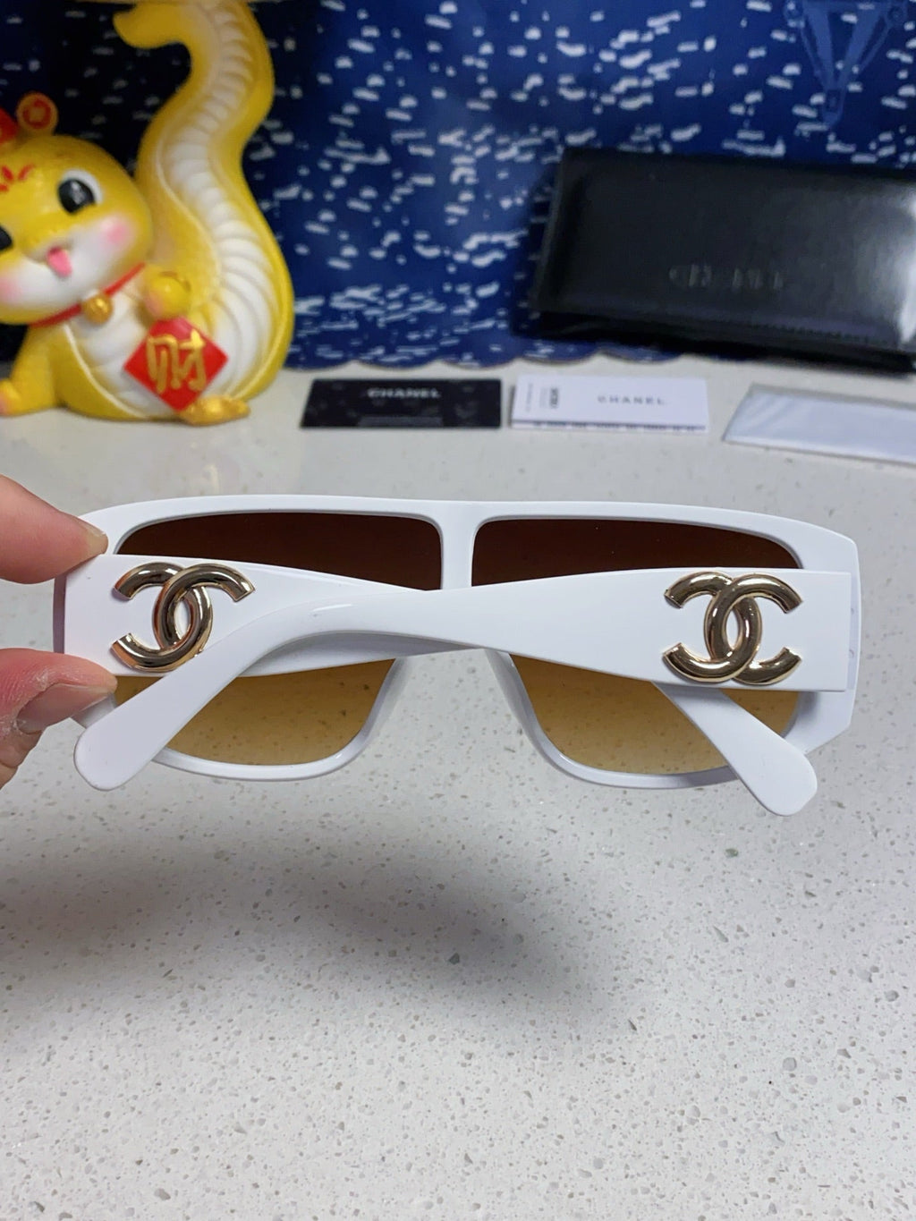 SQUARE SUNGLASSES CH5495 IN WHITE ACETATE BROWN LENSES