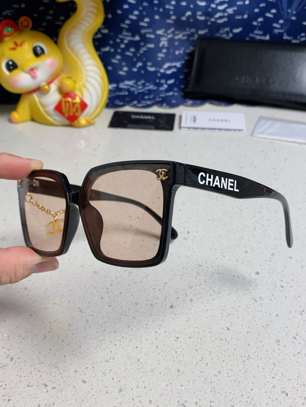 SQUARE SUNGLASSES 641807 IN BLACK ACETATE LIGHT BROWN LENSES