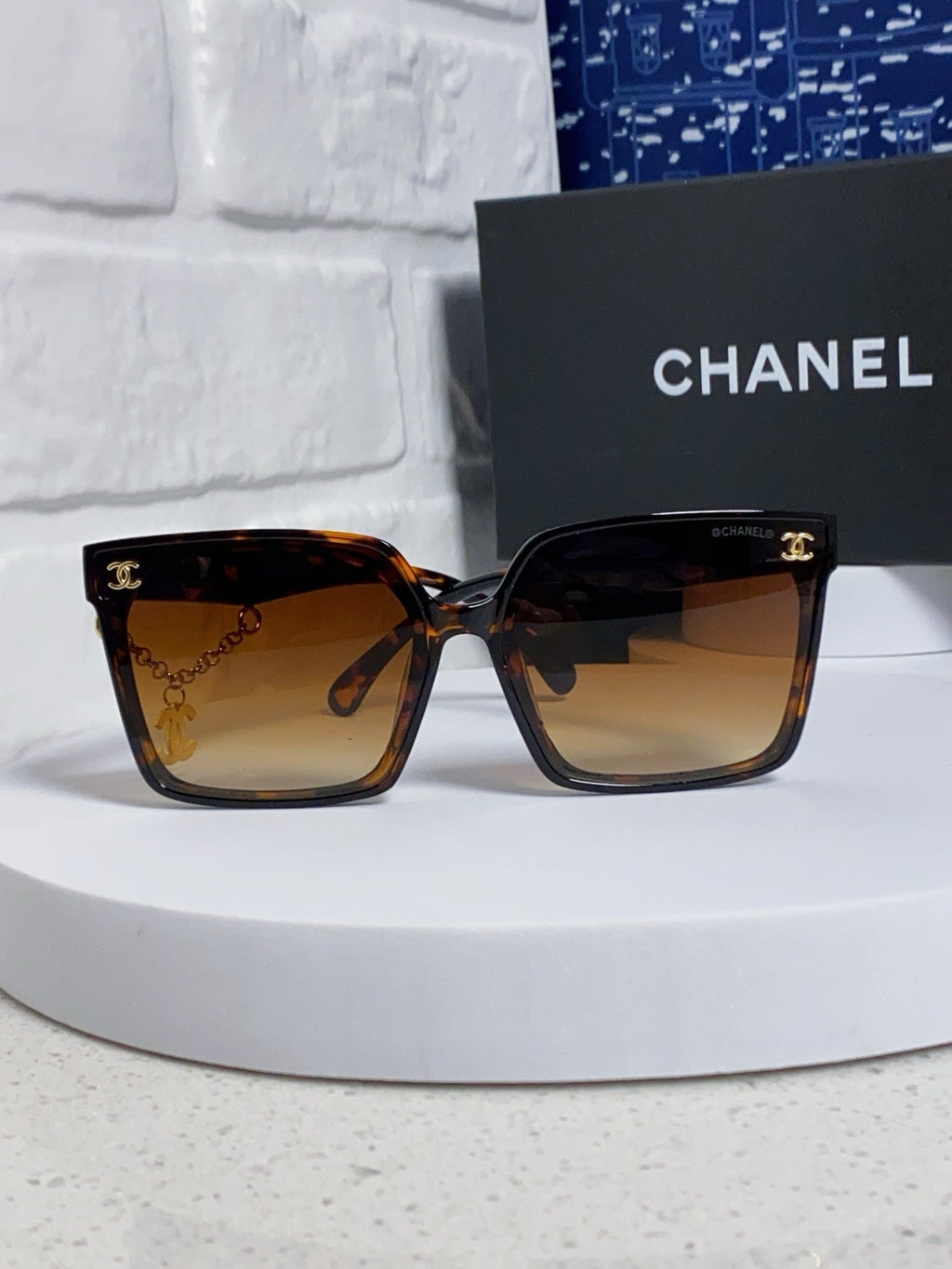 SQUARE SUNGLASSES 641809 IN HAVANA ACETATE GOLD CHAIN