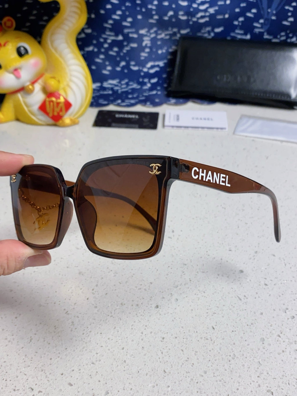 SQUARE SUNGLASSES 641810 IN BROWN ACETATE GOLD CHAIN