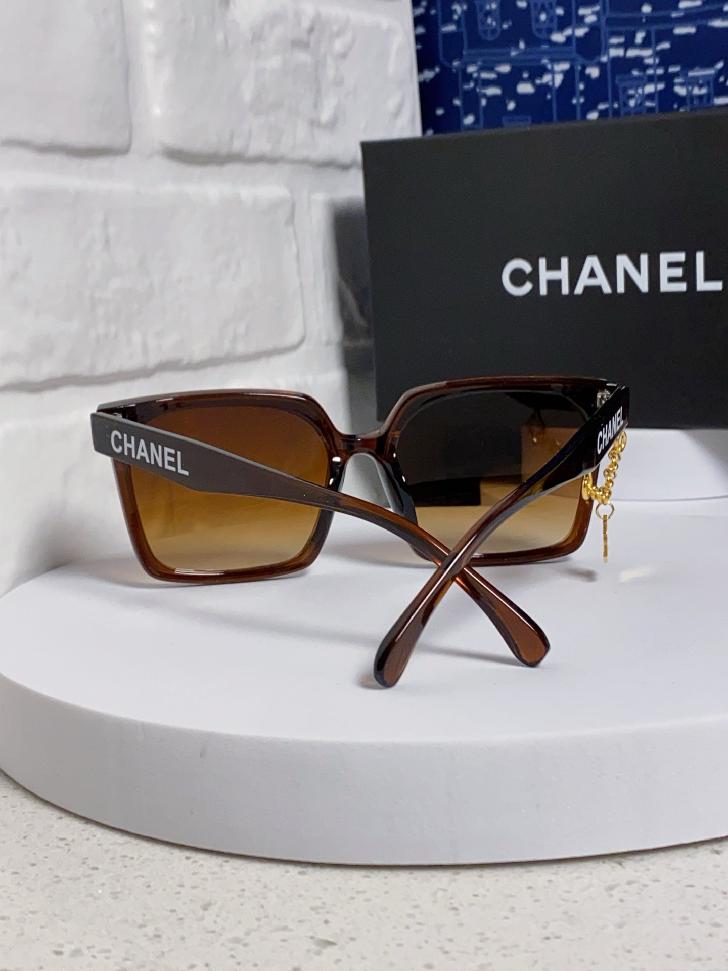 SQUARE SUNGLASSES 641810 IN BROWN ACETATE GOLD CHAIN