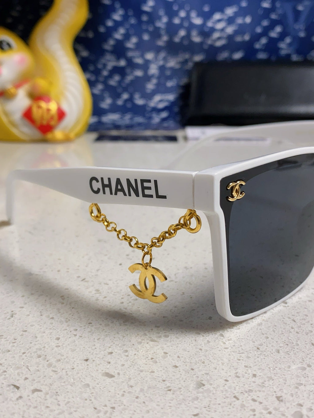 SQUARE SUNGLASSES 641811 IN WHITE ACETATE GOLD CHAIN