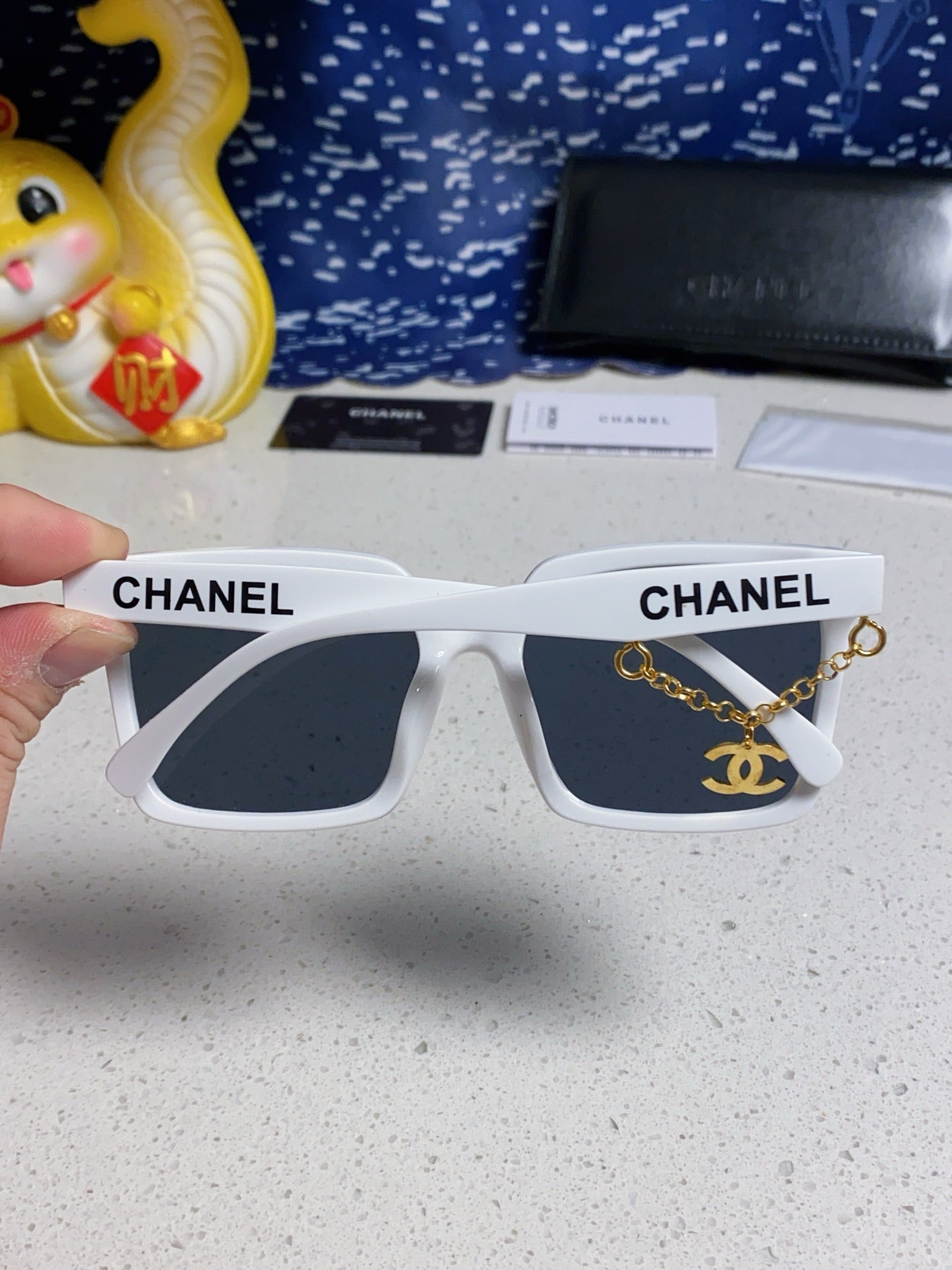 SQUARE SUNGLASSES 641811 IN WHITE ACETATE GOLD CHAIN