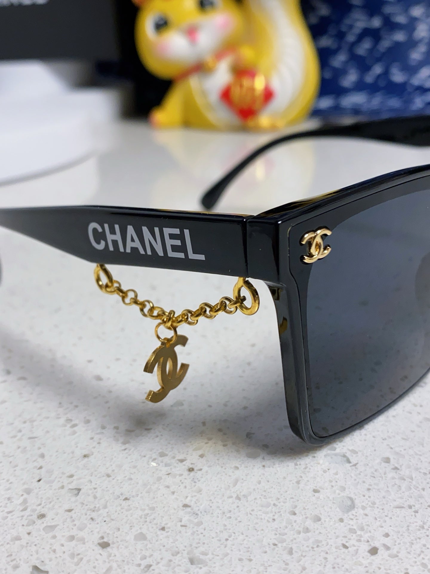 SQUARE SUNGLASSES 641812 IN BLACK ACETATE GOLD CHAIN