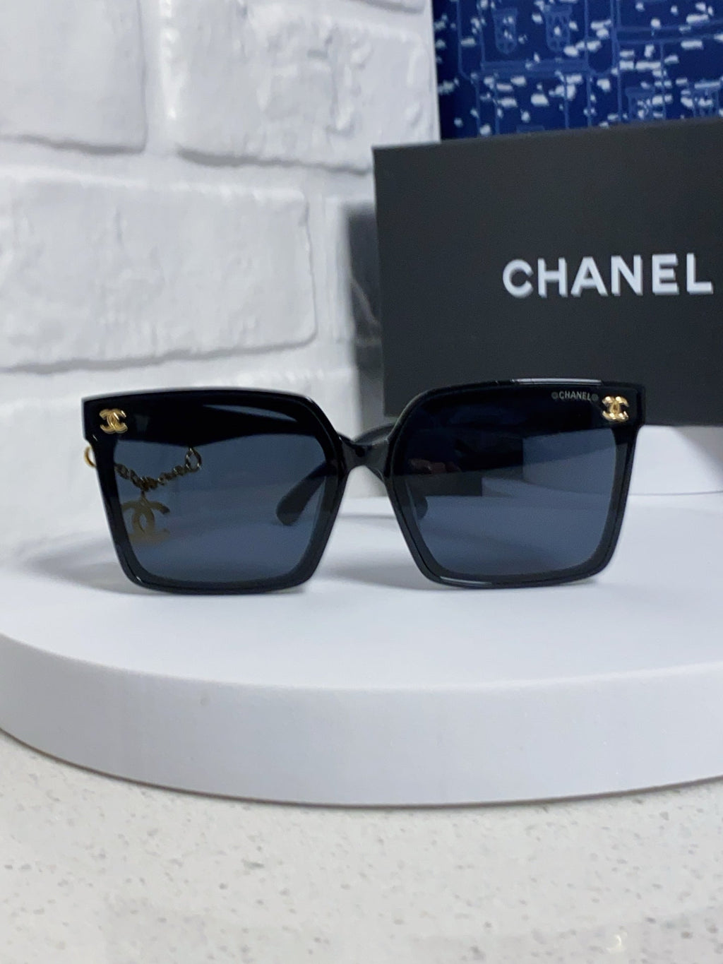 SQUARE SUNGLASSES 641812 IN BLACK ACETATE GOLD CHAIN