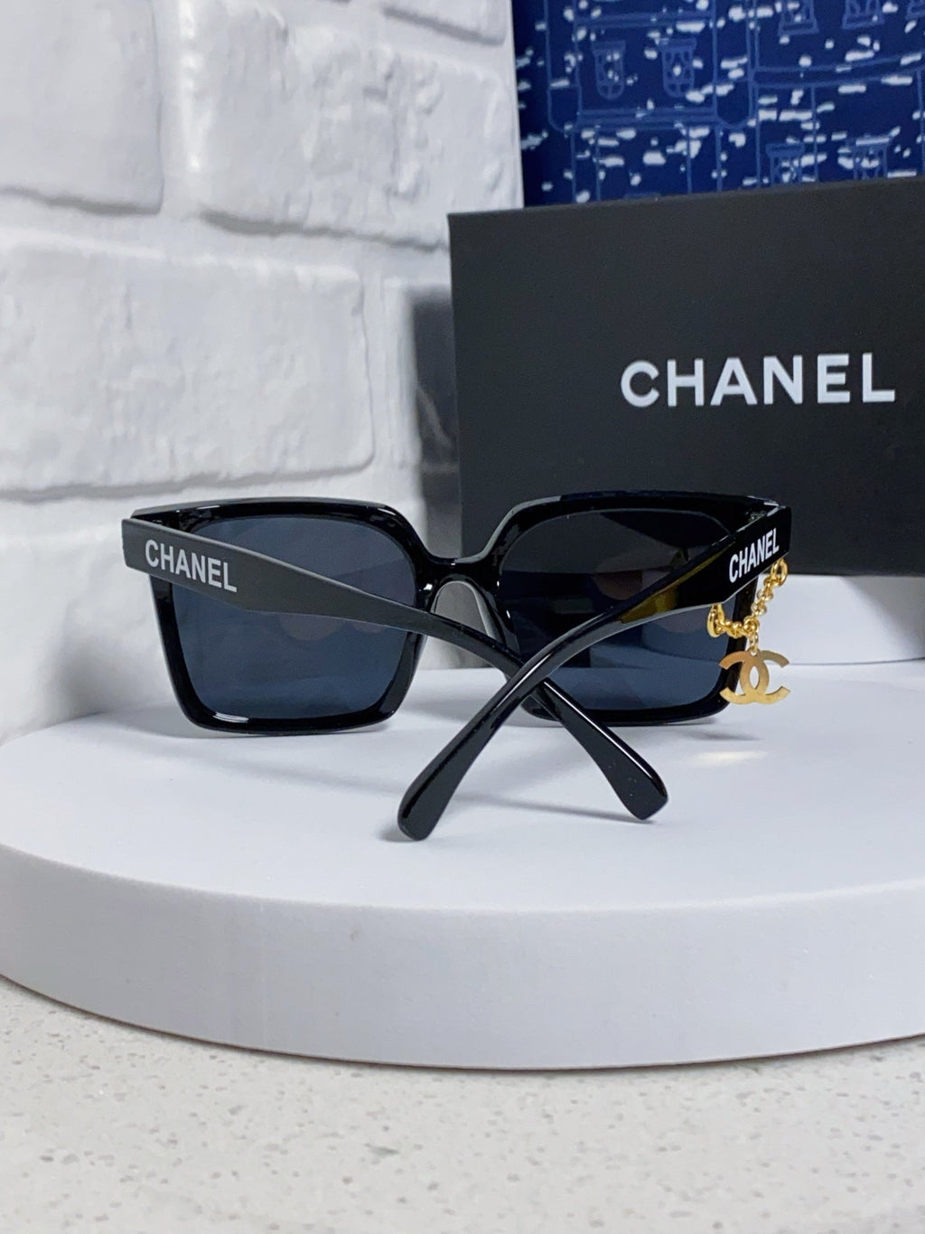 SQUARE SUNGLASSES 641812 IN BLACK ACETATE GOLD CHAIN
