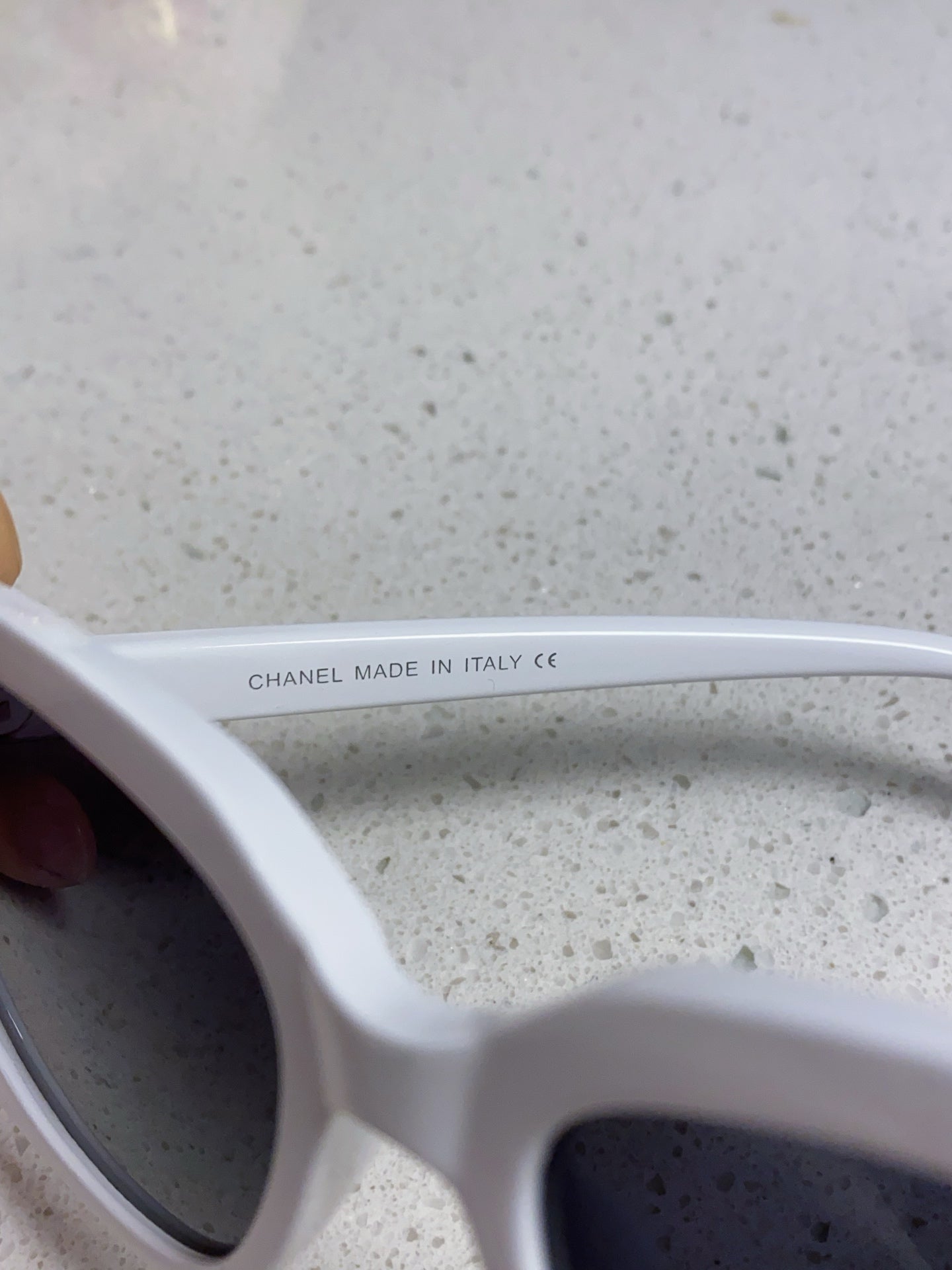 BUTTERFLY SUNGLASSES 641813 IN WHITE ACETATE BLACK METAL LOGO