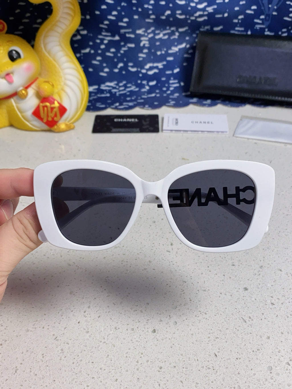 BUTTERFLY SUNGLASSES 641813 IN WHITE ACETATE BLACK METAL LOGO