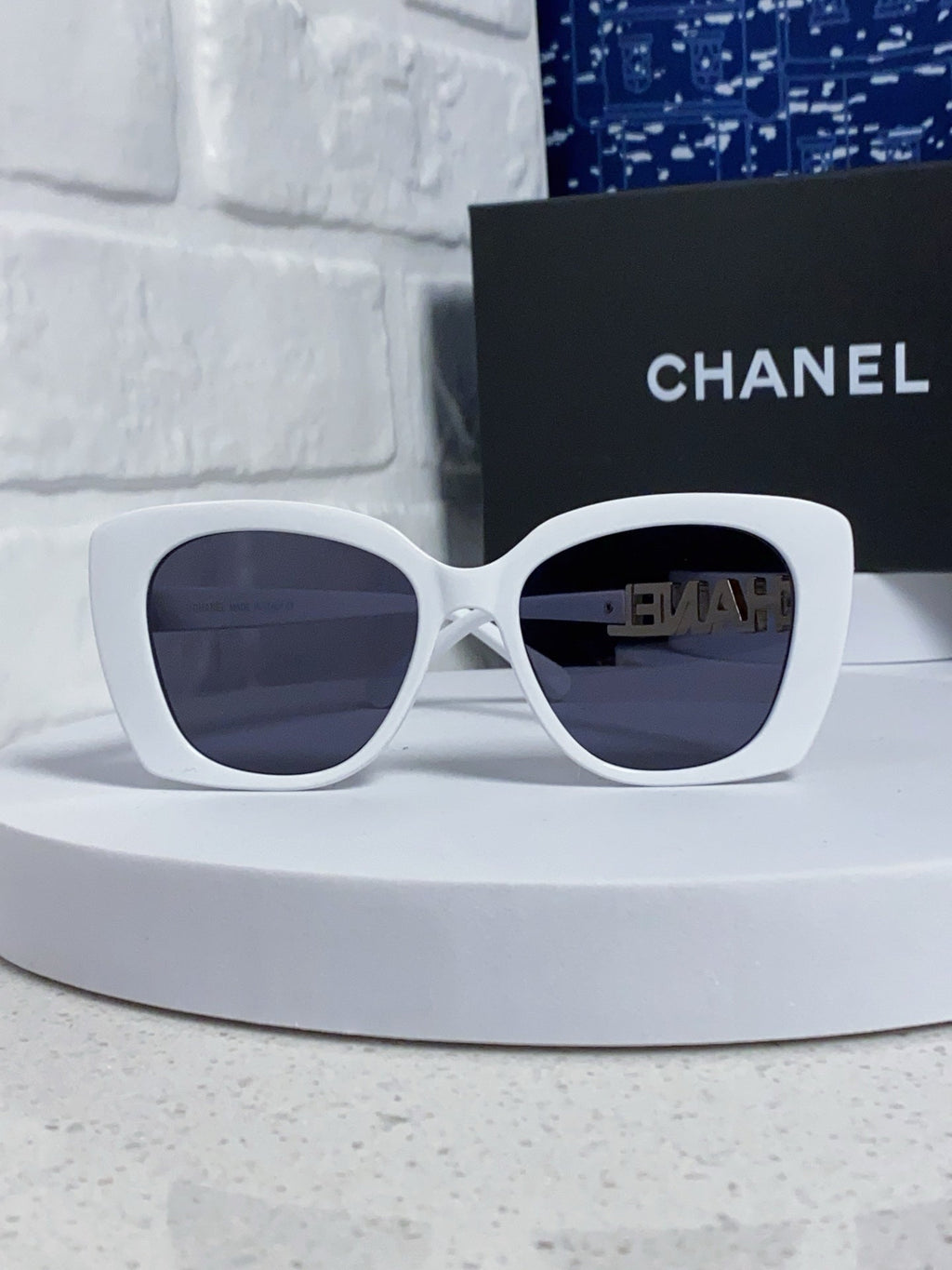 BUTTERFLY SUNGLASSES 641814 IN WHITE ACETATE GOLD METAL LOGO