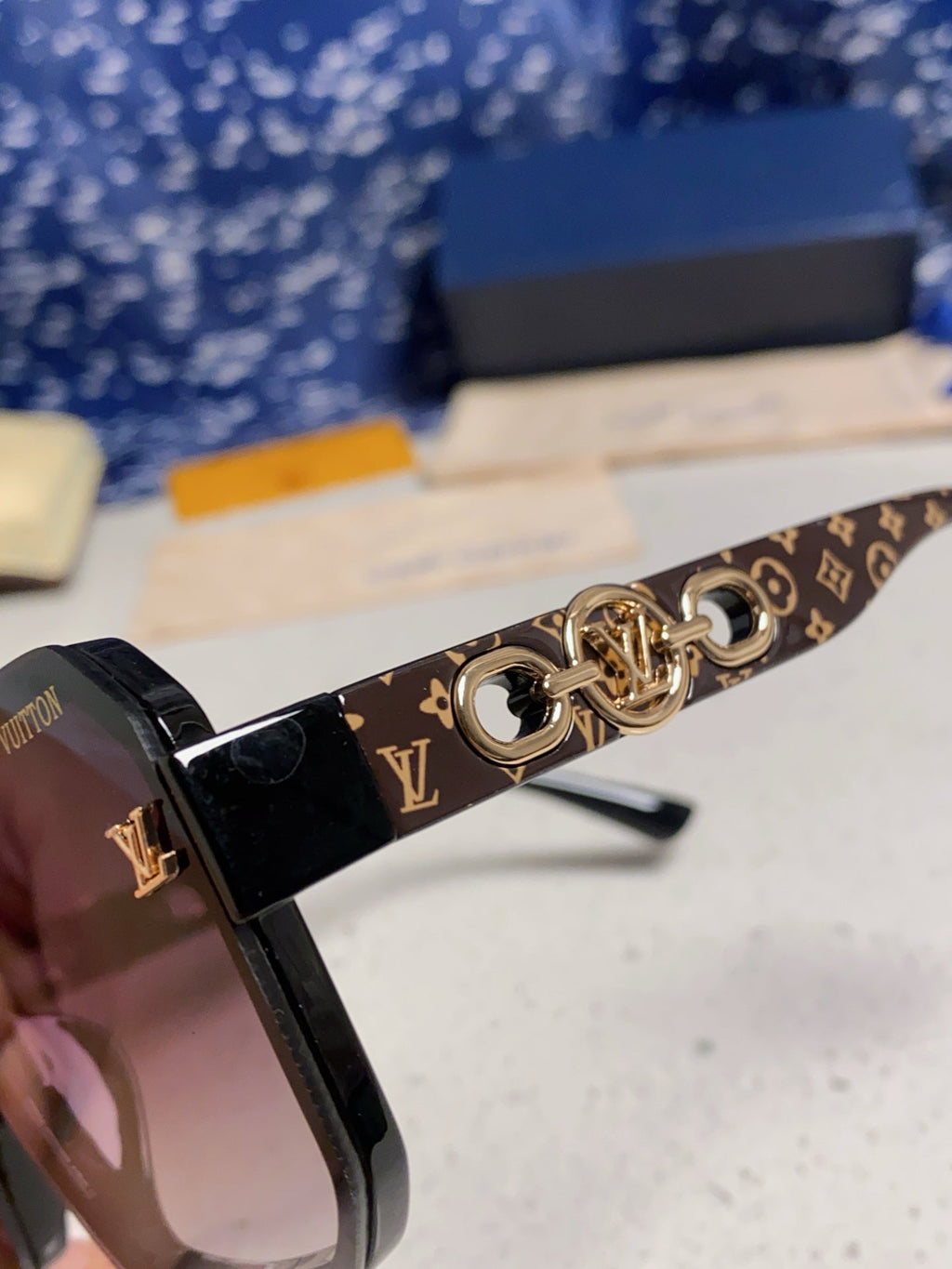 SQUARE SUNGLASSES 573320 IN BROWN ACETATE BLACK SMOKE LENS