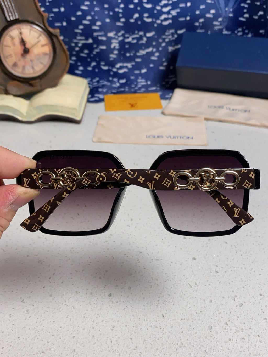 SQUARE SUNGLASSES 573320 IN BROWN ACETATE BLACK SMOKE LENS