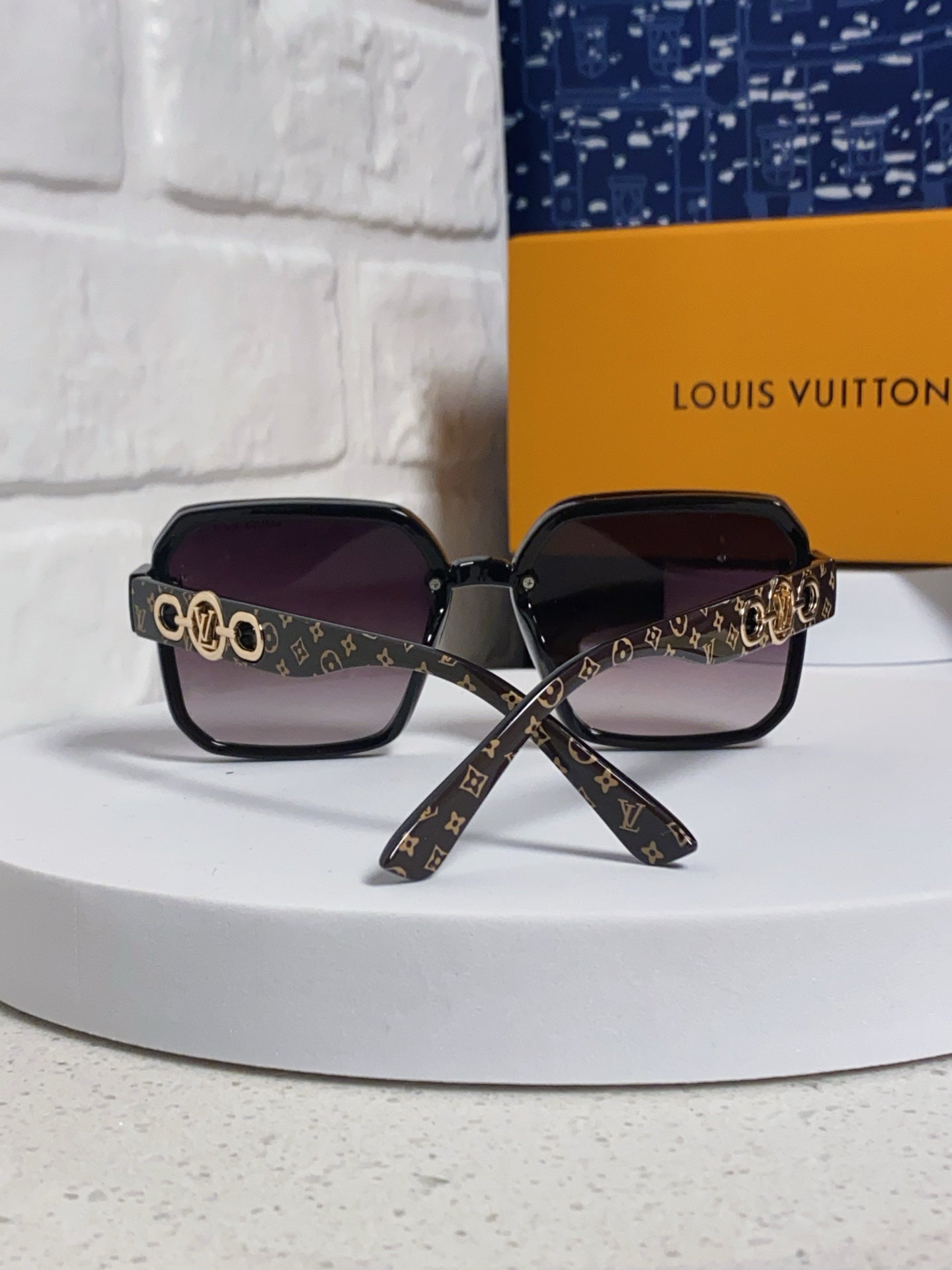 SQUARE SUNGLASSES 573320 IN BROWN ACETATE BLACK SMOKE LENS