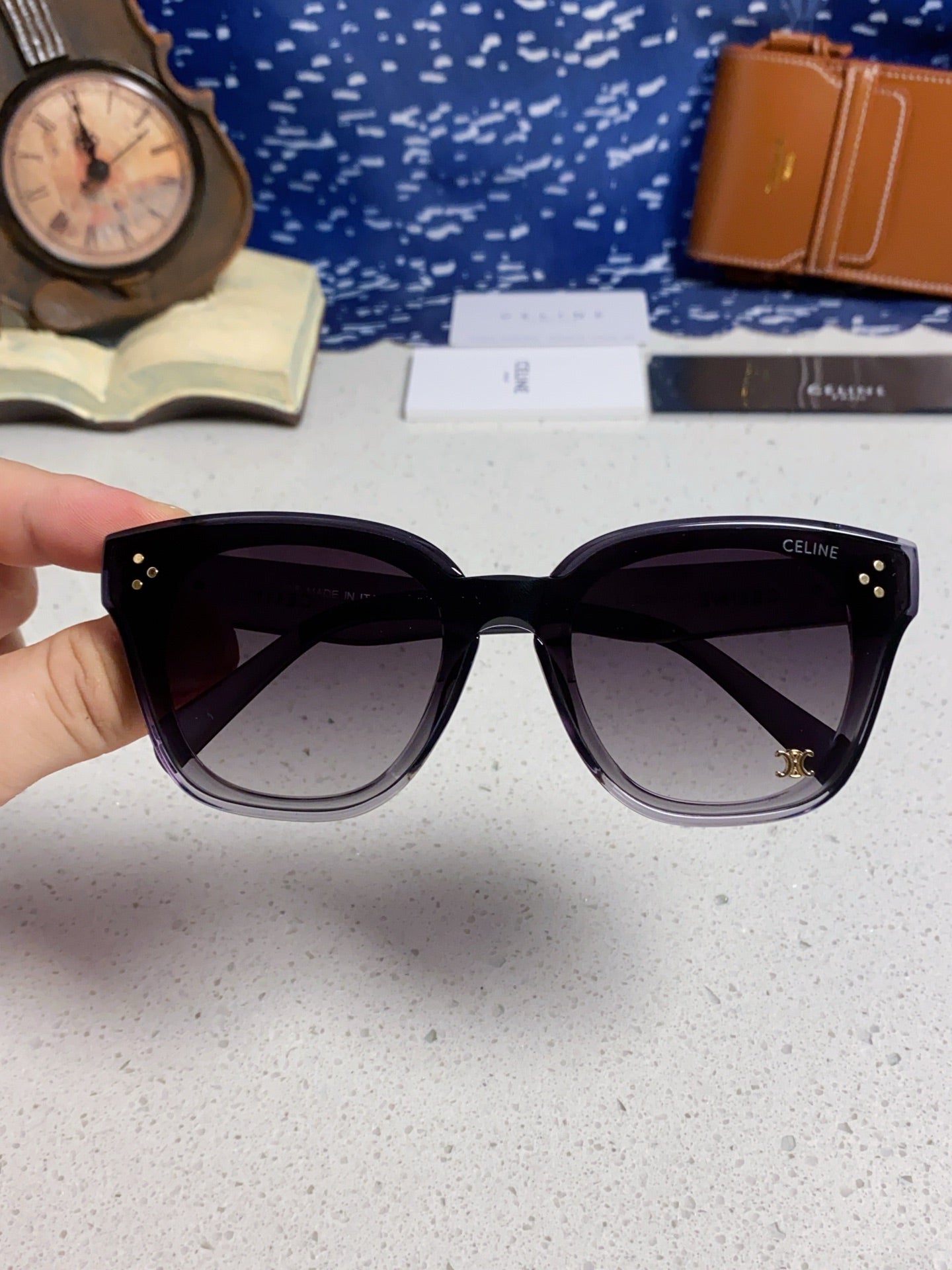 SQUARE SUNGLASS 575843 IN BLACK ACETATE GRADIENT SMOKE LENSES