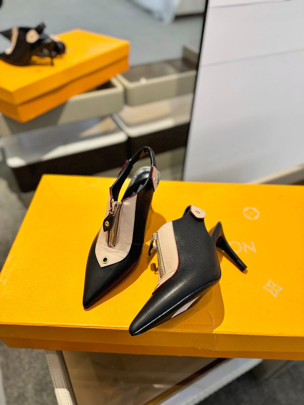 ALLURE HIGH 8 CM SLINGBACK IN BLACK MIX SAND BROWN CALFSKIN